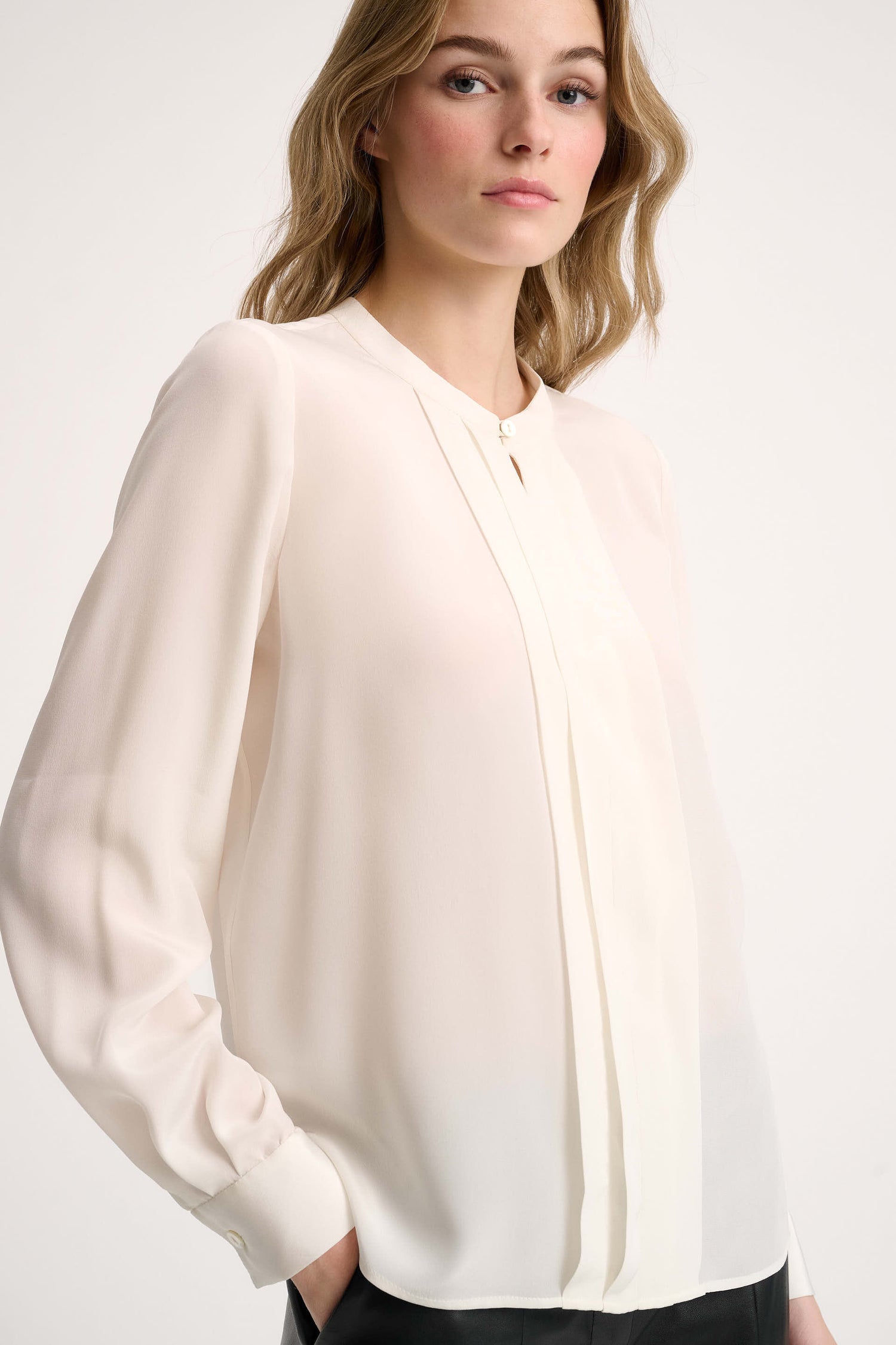 Logica Blouse With Keyhole Neckline_LOGICA_0202_03