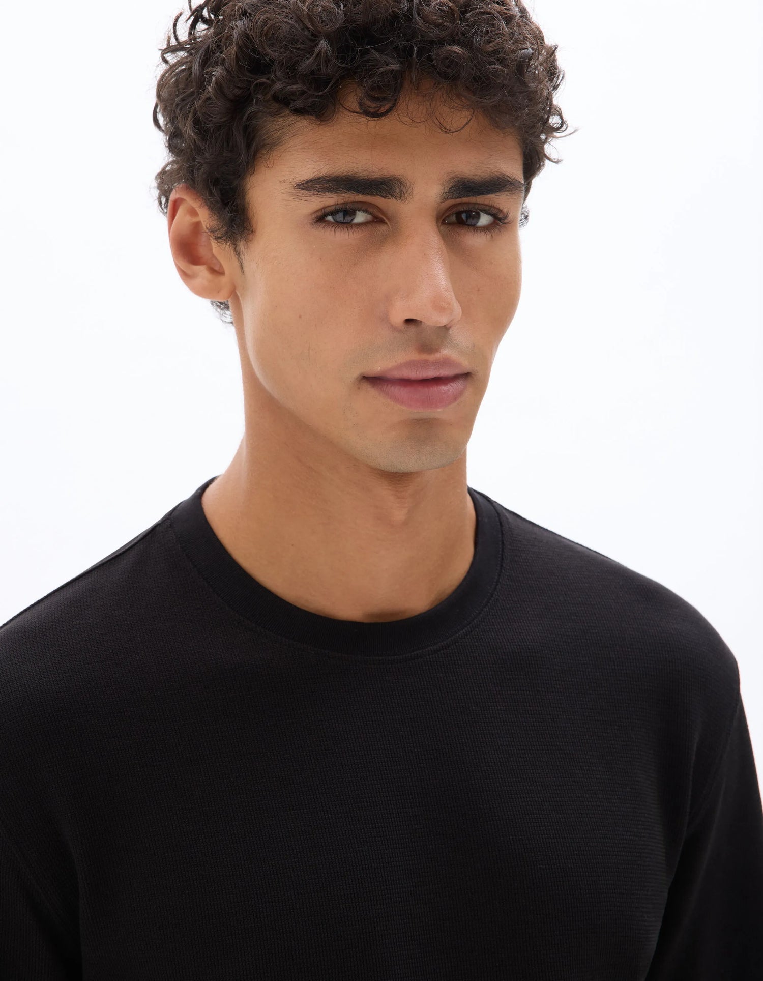 Celio_Black_Boxy Embossed Long-Sleeved T-Shirt_MECACHEML_BLACK_04