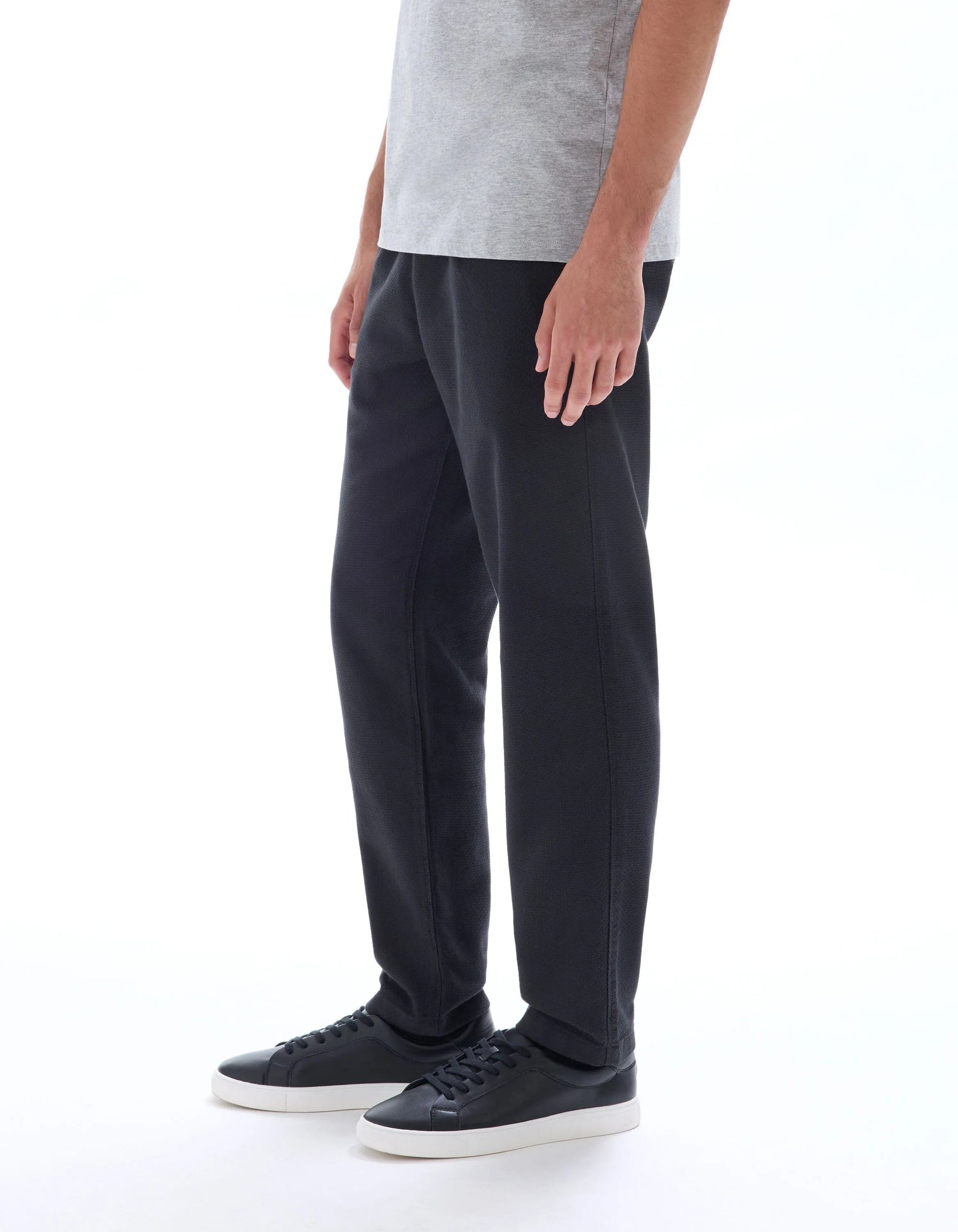 Celio_Black_100% Cotton Canvas Textured Slim Pants_MOCANVAS_BLACK_04