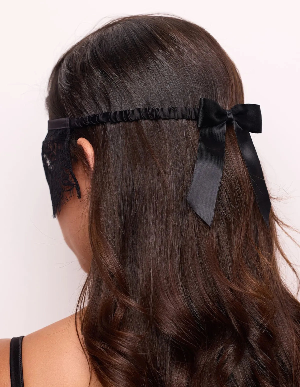 Yamamay_Black_Lace Mask and Gloves Set with Cutout Details Ð Priv� Kylie_SCTD183001_072_04