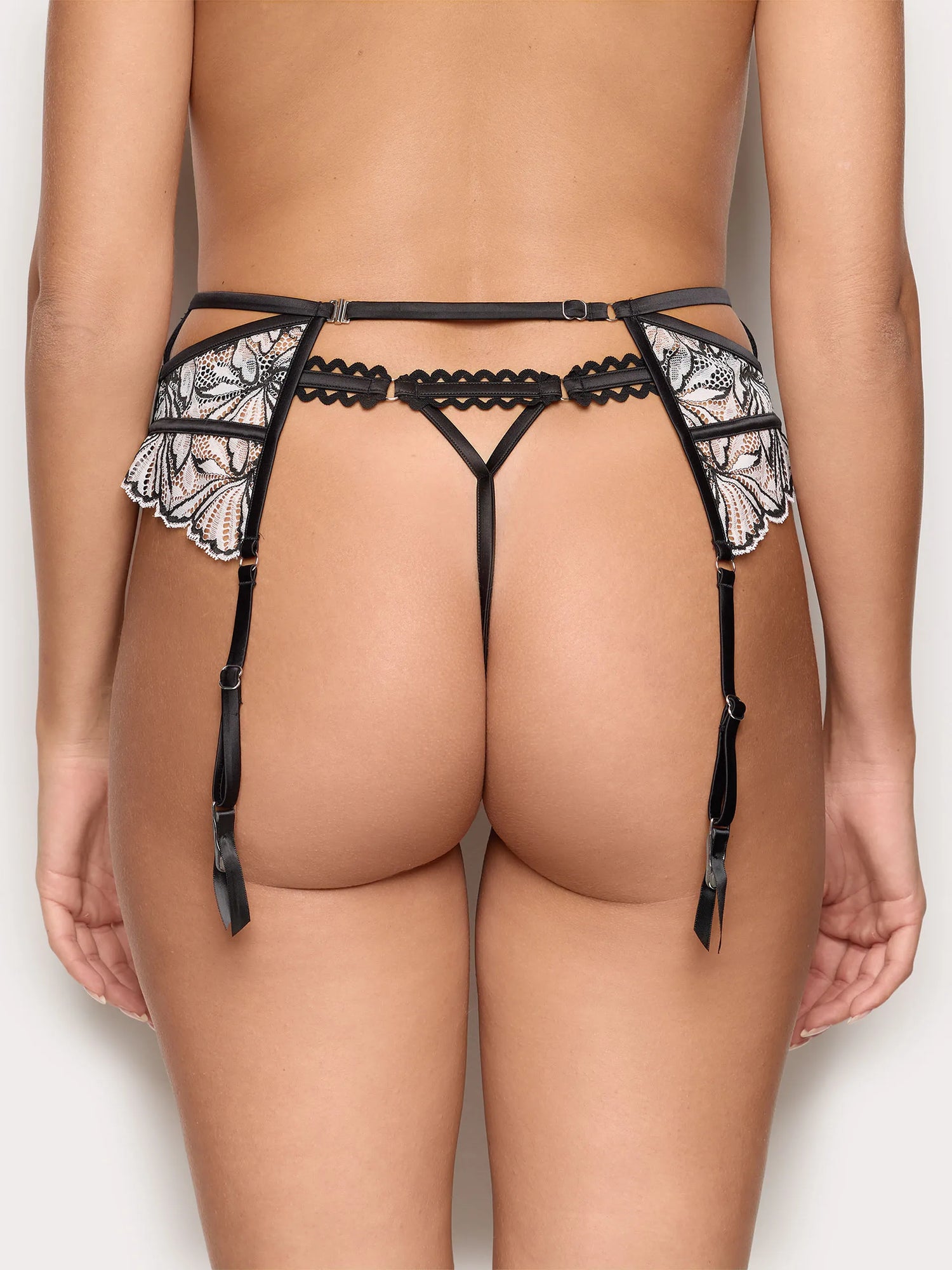 Yamamay_Black_Adjustable Embroidered Garter Belt with Removable Accessory - Priv� Frivolous_SCZD191001_072_04