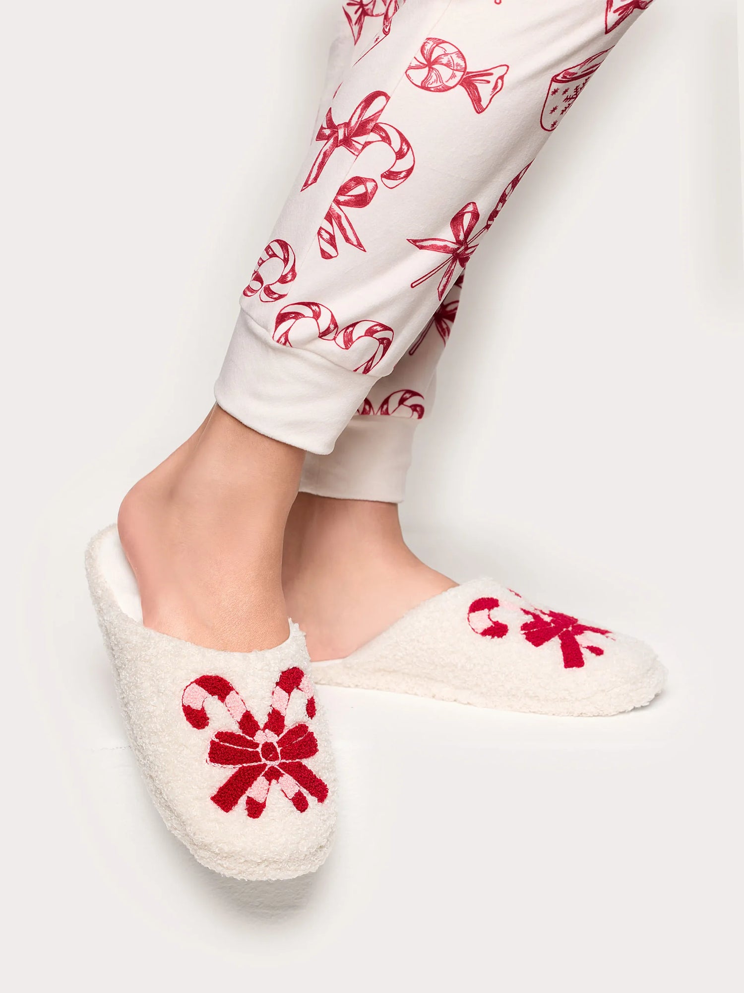 Yamamay_Almond_Candy Cane Club Fur Slippers_SPFD184006_244_01
