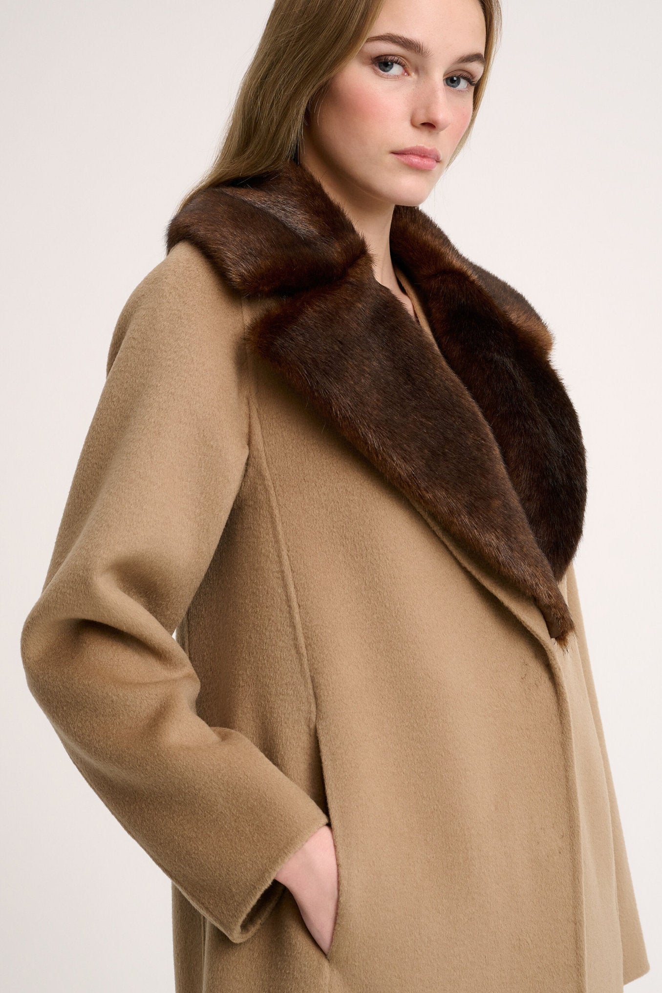 Sussulto Coat With Faux Fur Lapels_SUSSULTO_2337 0913_04