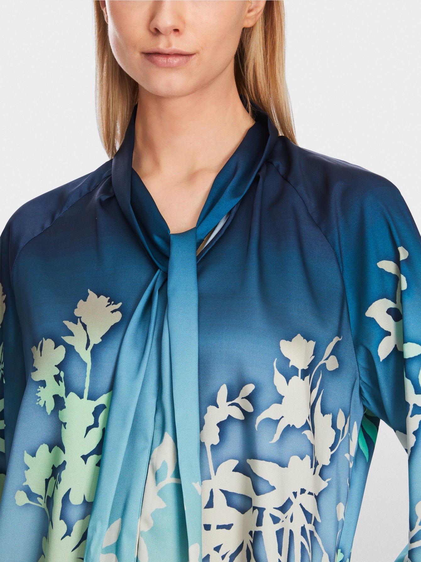 Blouse With Floral Silhouette Motif_04