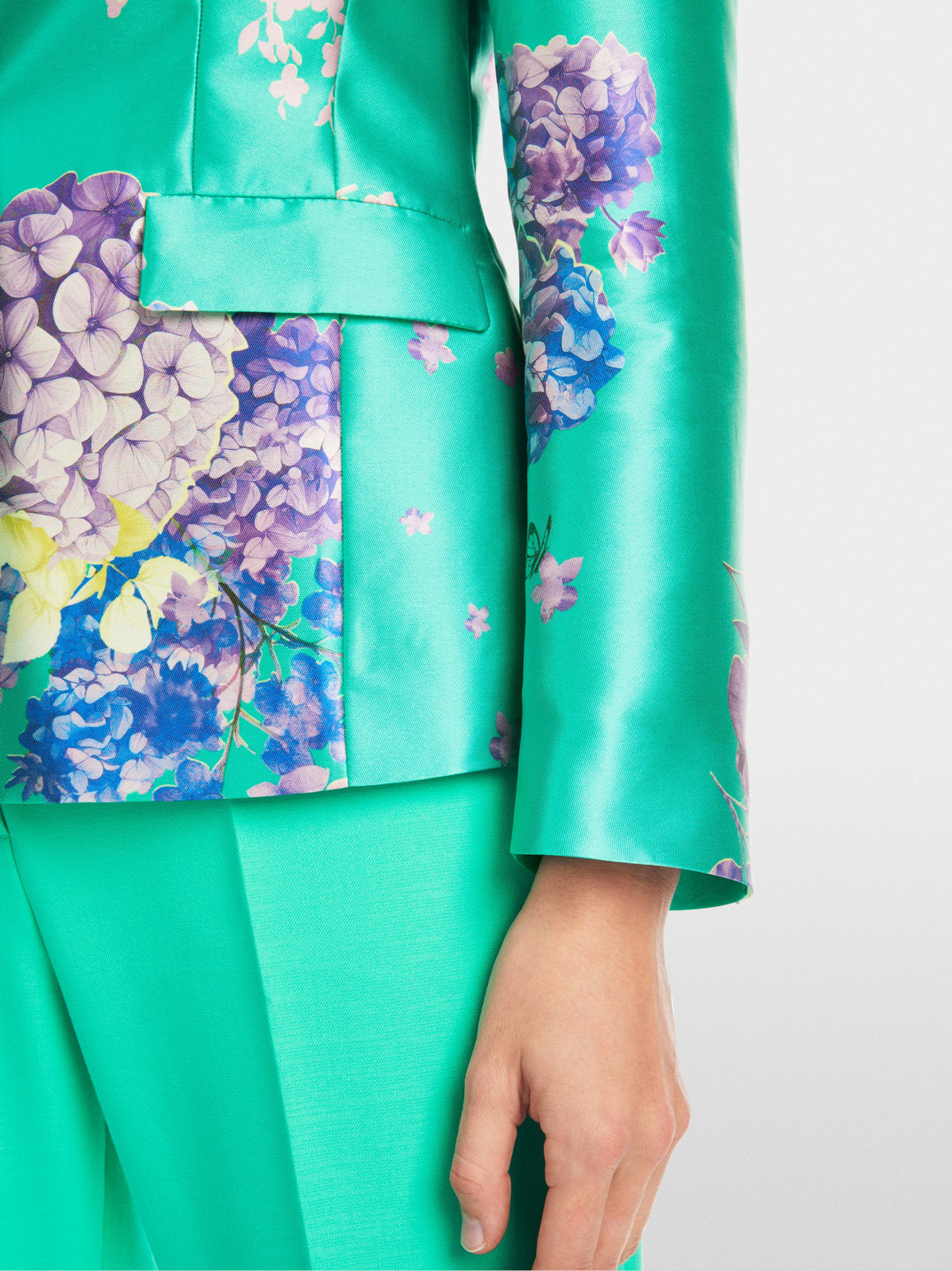 Marc Cain_Fitted Satin Blazer with Print_YG 34.07 W23_565_05