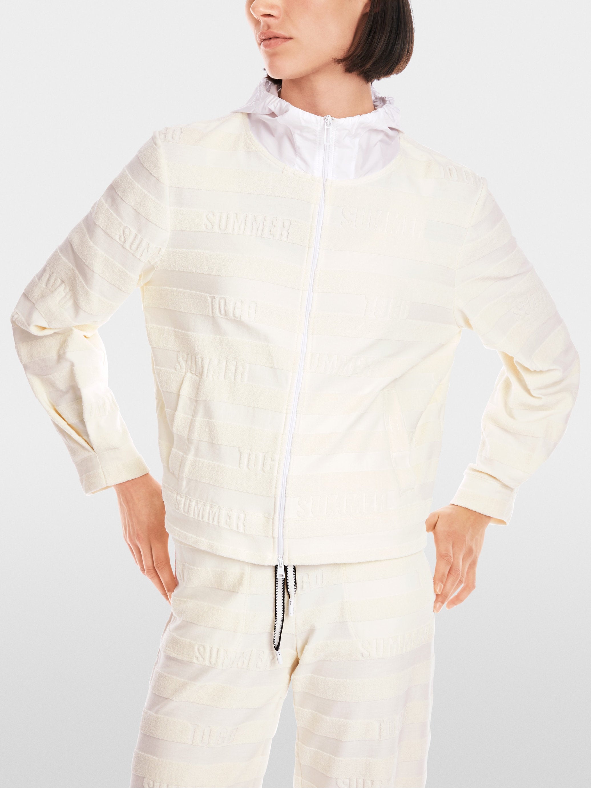 Marc Cain_Jacket with "Summer-To-Go" Statement_YS 31.26 J73_113_01