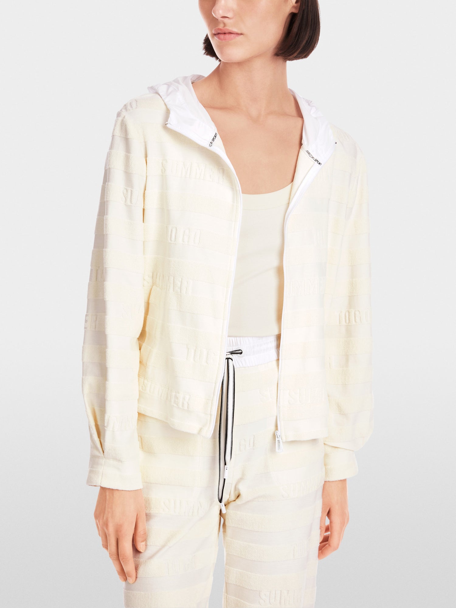 Marc Cain_Jacket with "Summer-To-Go" Statement_YS 31.26 J73_113_07