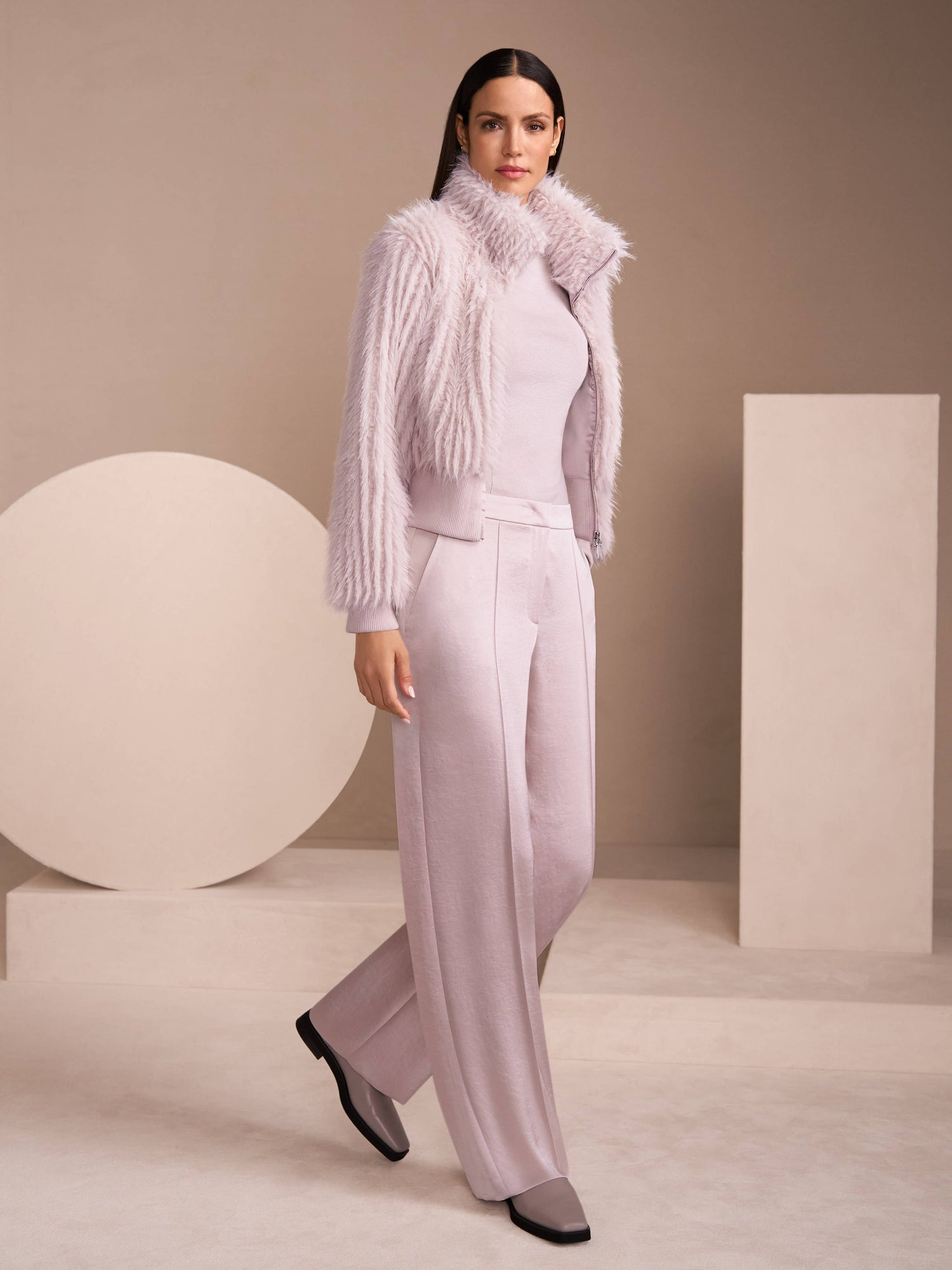 Marc Cain_Light Desert Taupe_WUKARI Trousers in Hammered Satin_ZC 81.12 W46_702_08