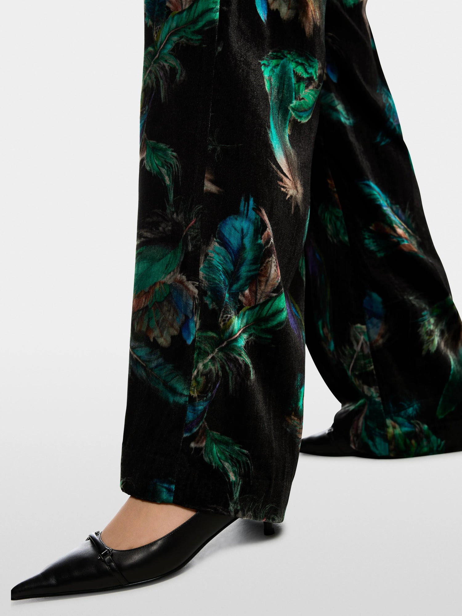 Marccain_Dark Jade Green_WARRI Velvet Trousers with Print_ZC 81.30 W79_556_04