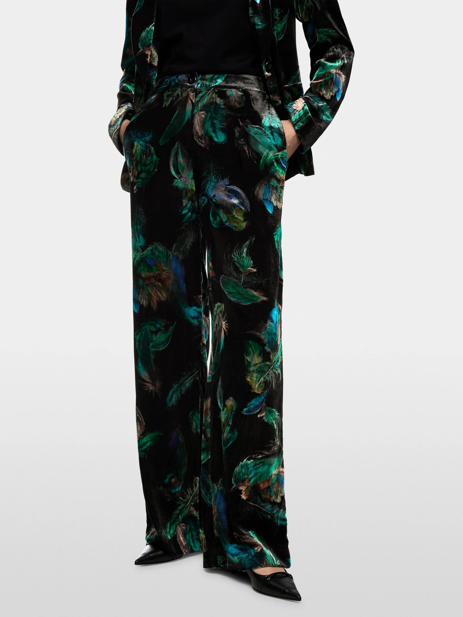Marccain_Dark Jade Green_WARRI Velvet Trousers with Print_ZC 81.30 W79_556_05