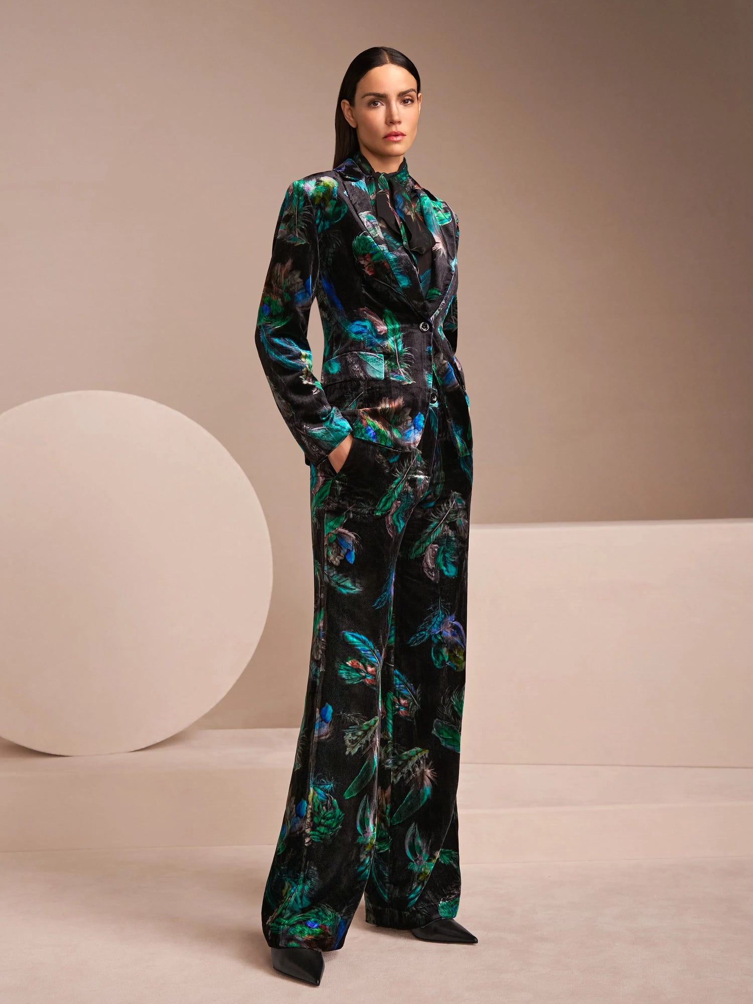 Marccain_Dark Jade Green_WARRI Velvet Trousers with Print_ZC 81.30 W79_556_08