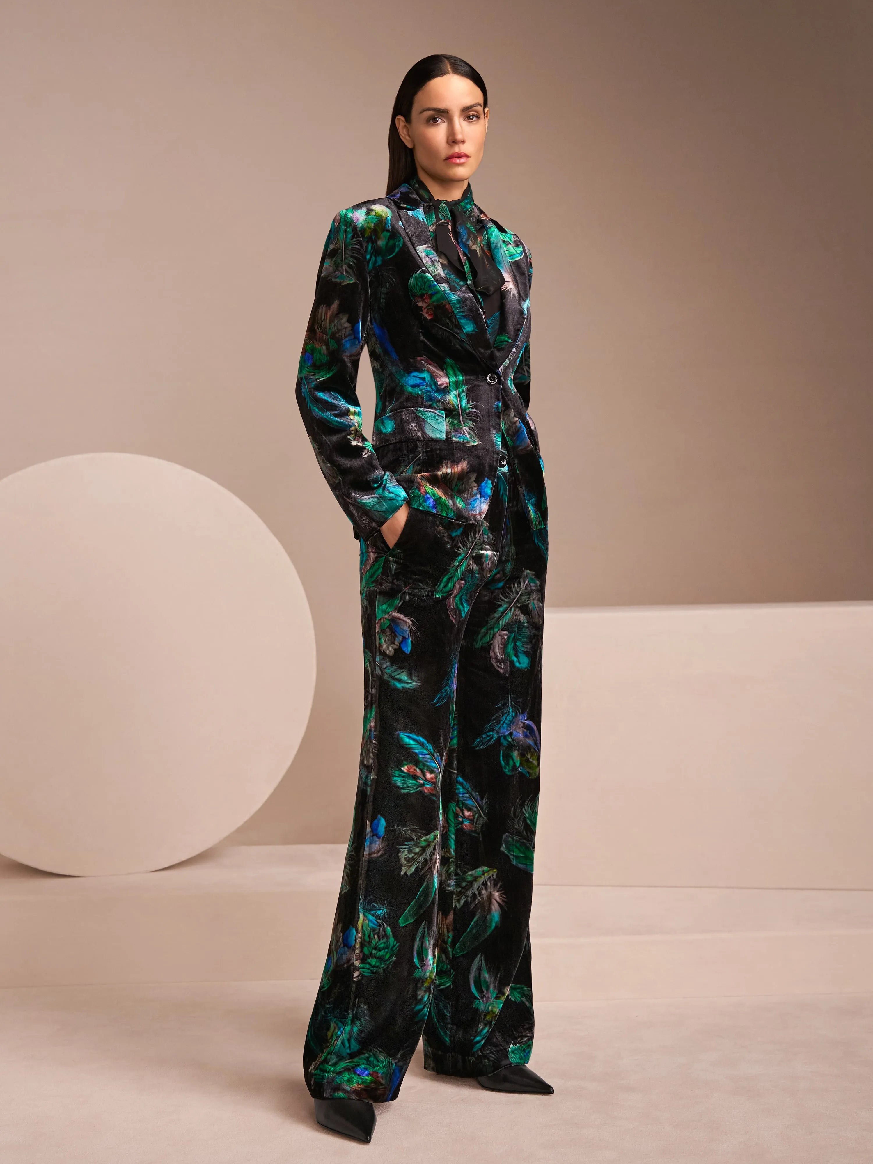 Marccain_Dark Jade Green_WARRI Velvet Trousers with Print_ZC 81.30 W79_556_08