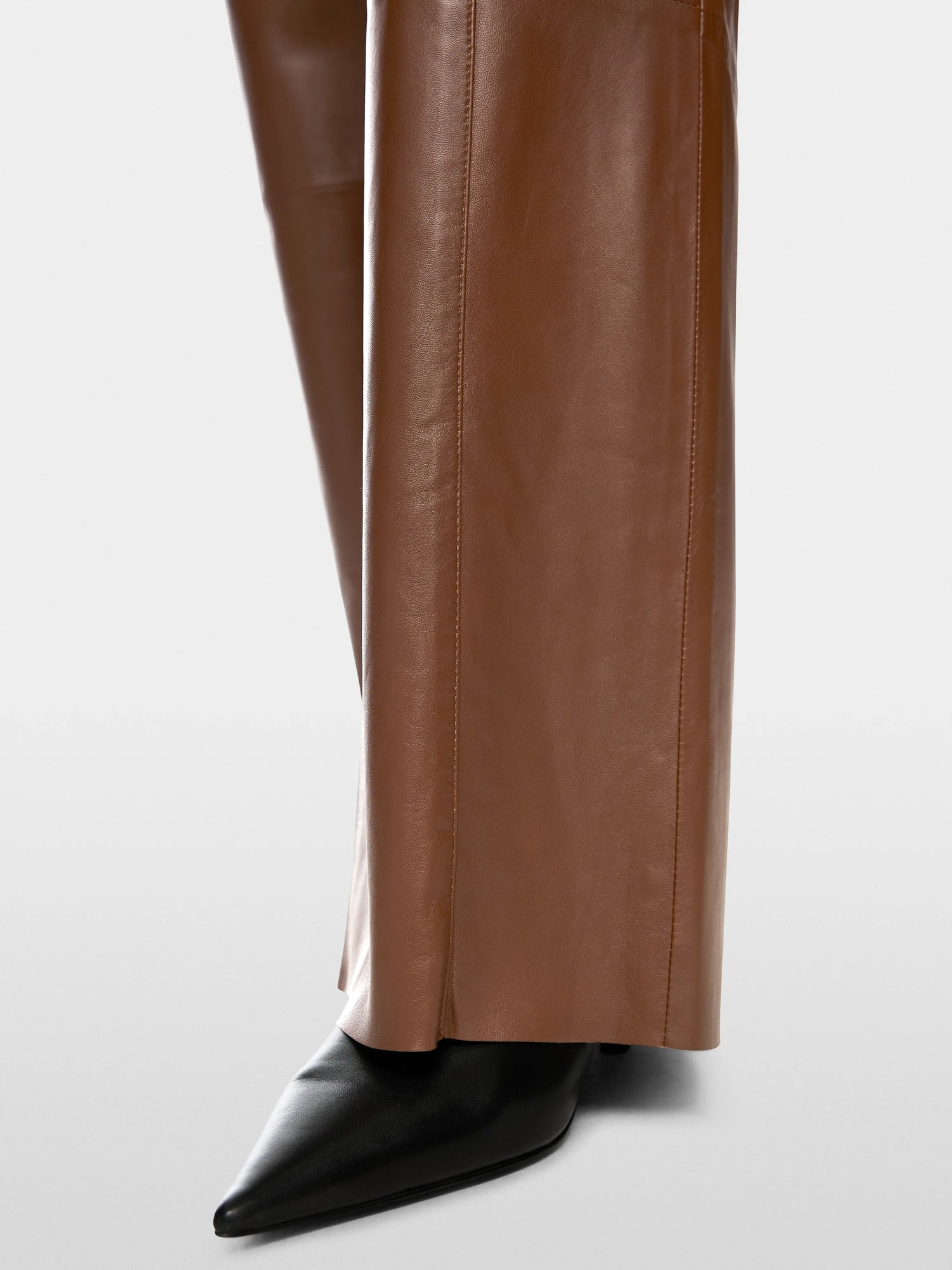 Marccain_Dark Chestnut Brown_WARRI High-Waist Leather Trousers_ZC 81.33 L27_639_04