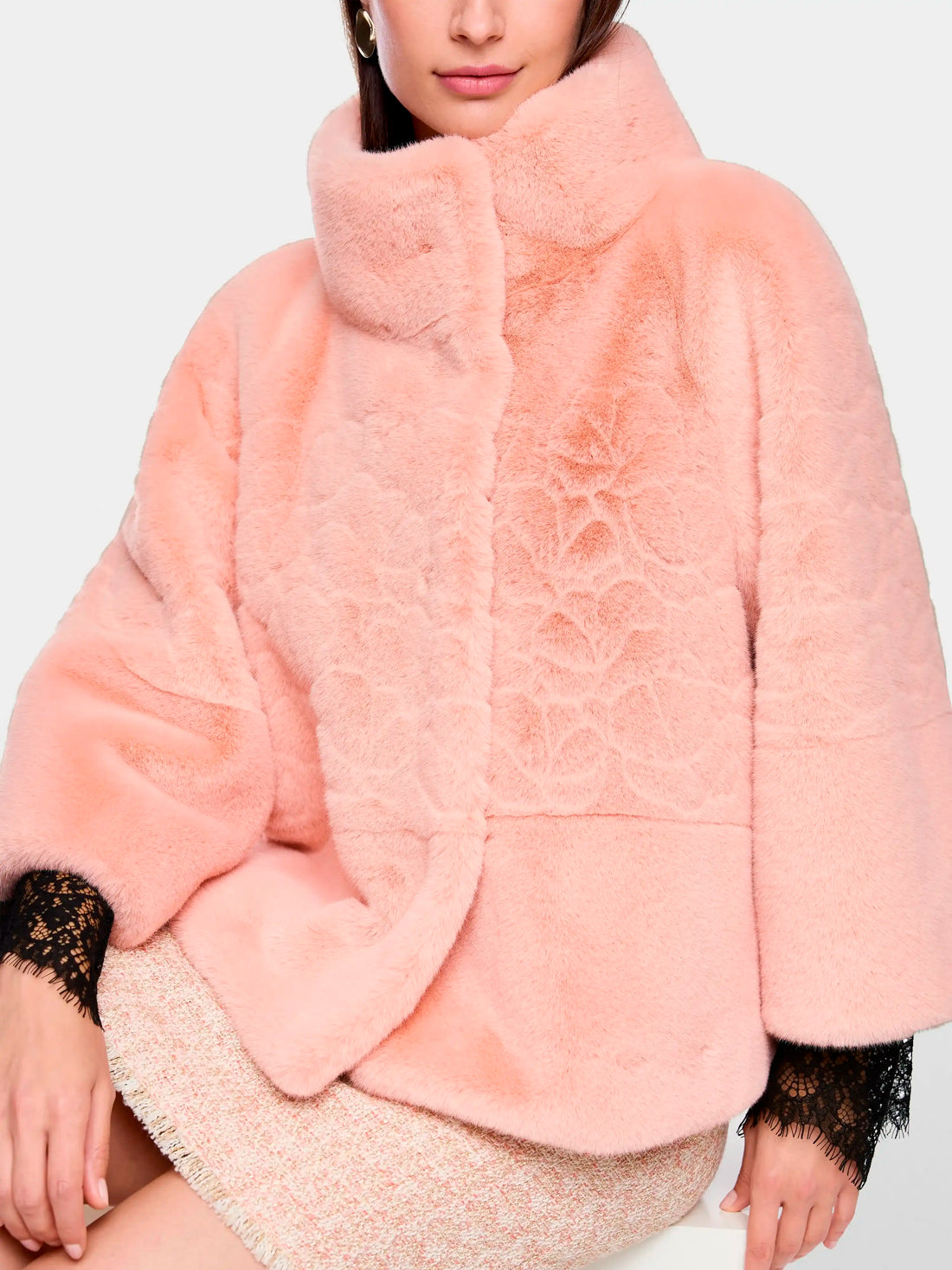 Marc Cain_Evening Sand_Elegant Jacket with Faux Fur_ZG 12.01 W19_164_06