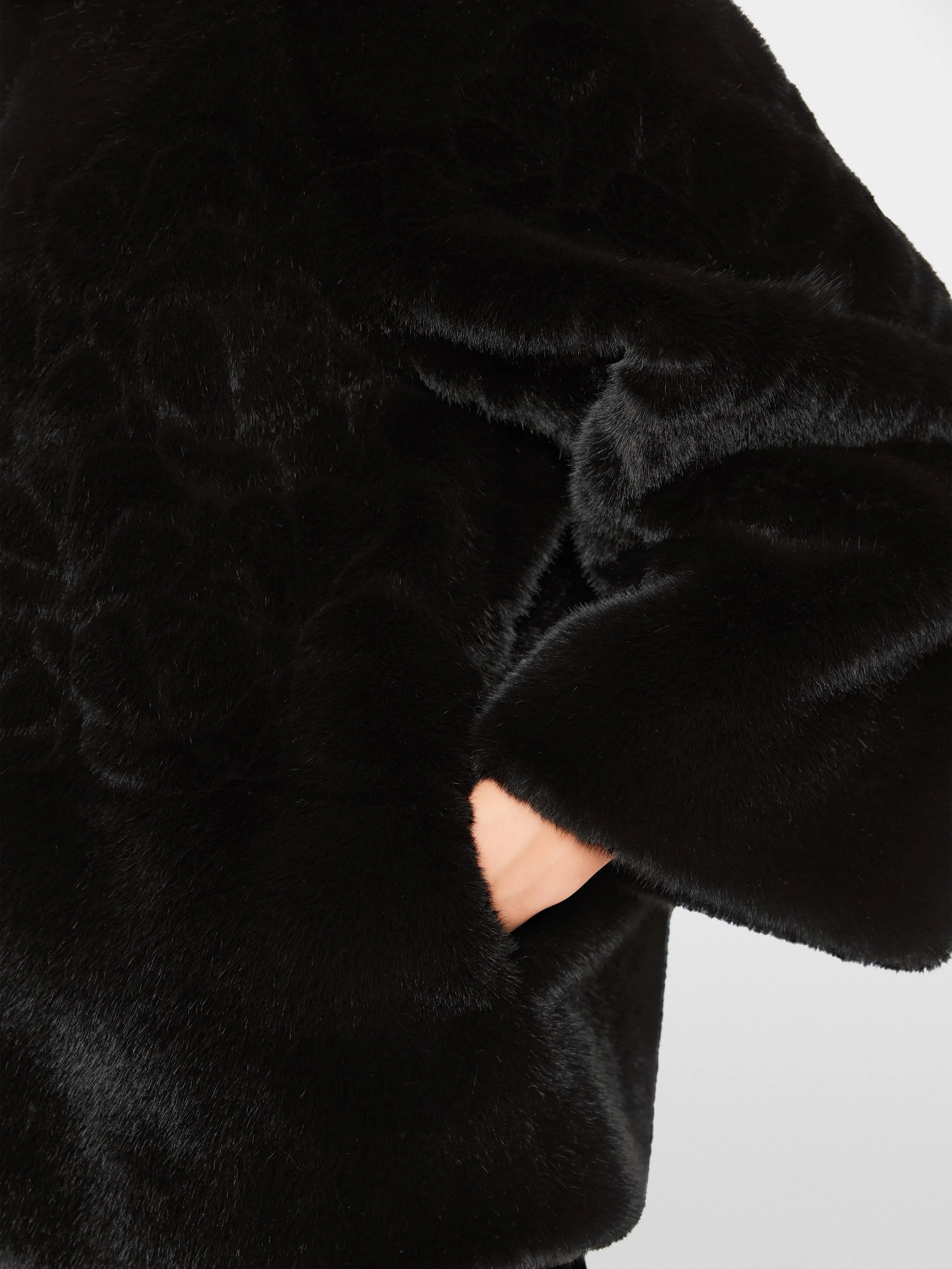 Marc Cain_Black_Elegant Jacket with Faux Fur_ZG 12.01 W19_900_04