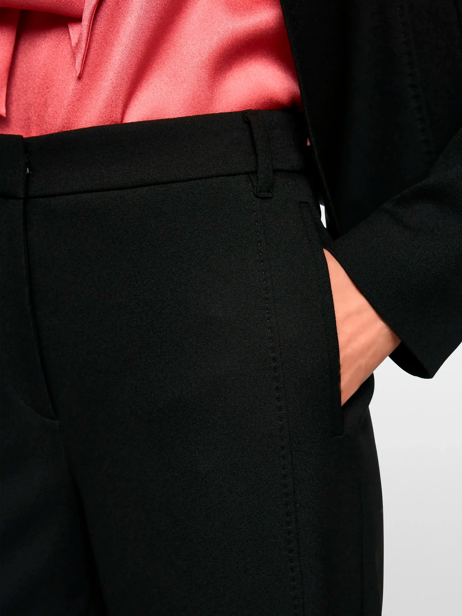 Marc Cain_Black_FƒS High-Waist Fabric Trousers_ZG 81.09 W21_900_03