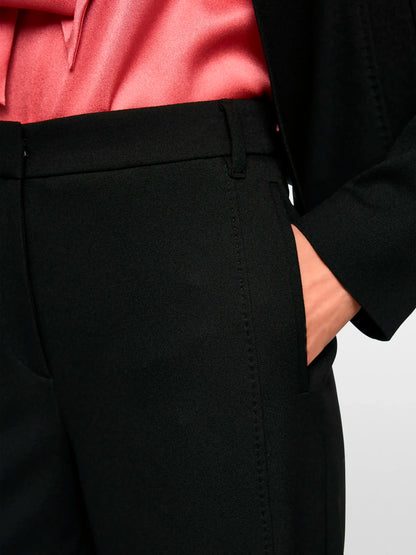 Marc Cain_Black_FƒS High-Waist Fabric Trousers_ZG 81.09 W21_900_03