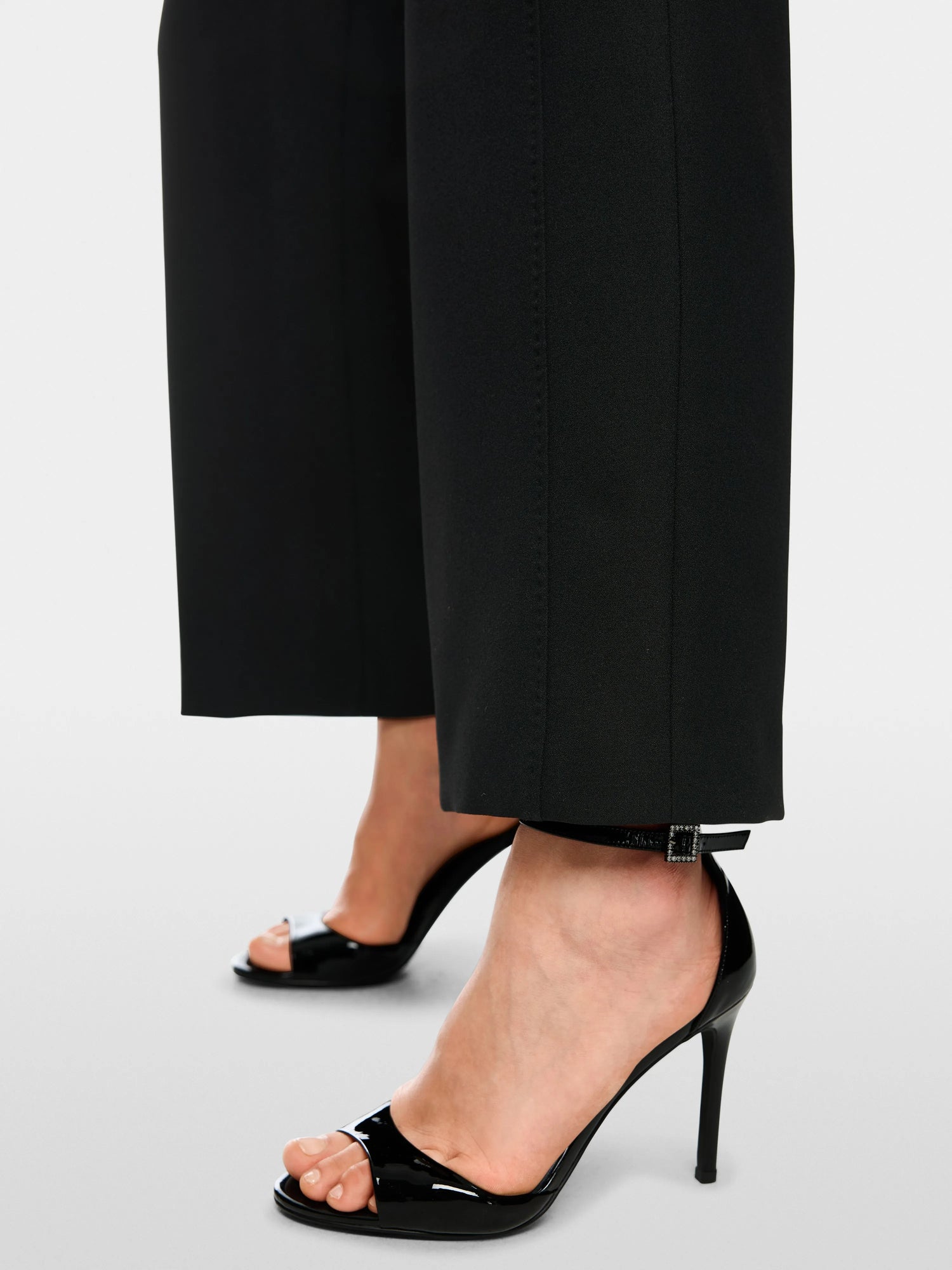 Marc Cain_Black_FƒS High-Waist Fabric Trousers_ZG 81.09 W21_900_04