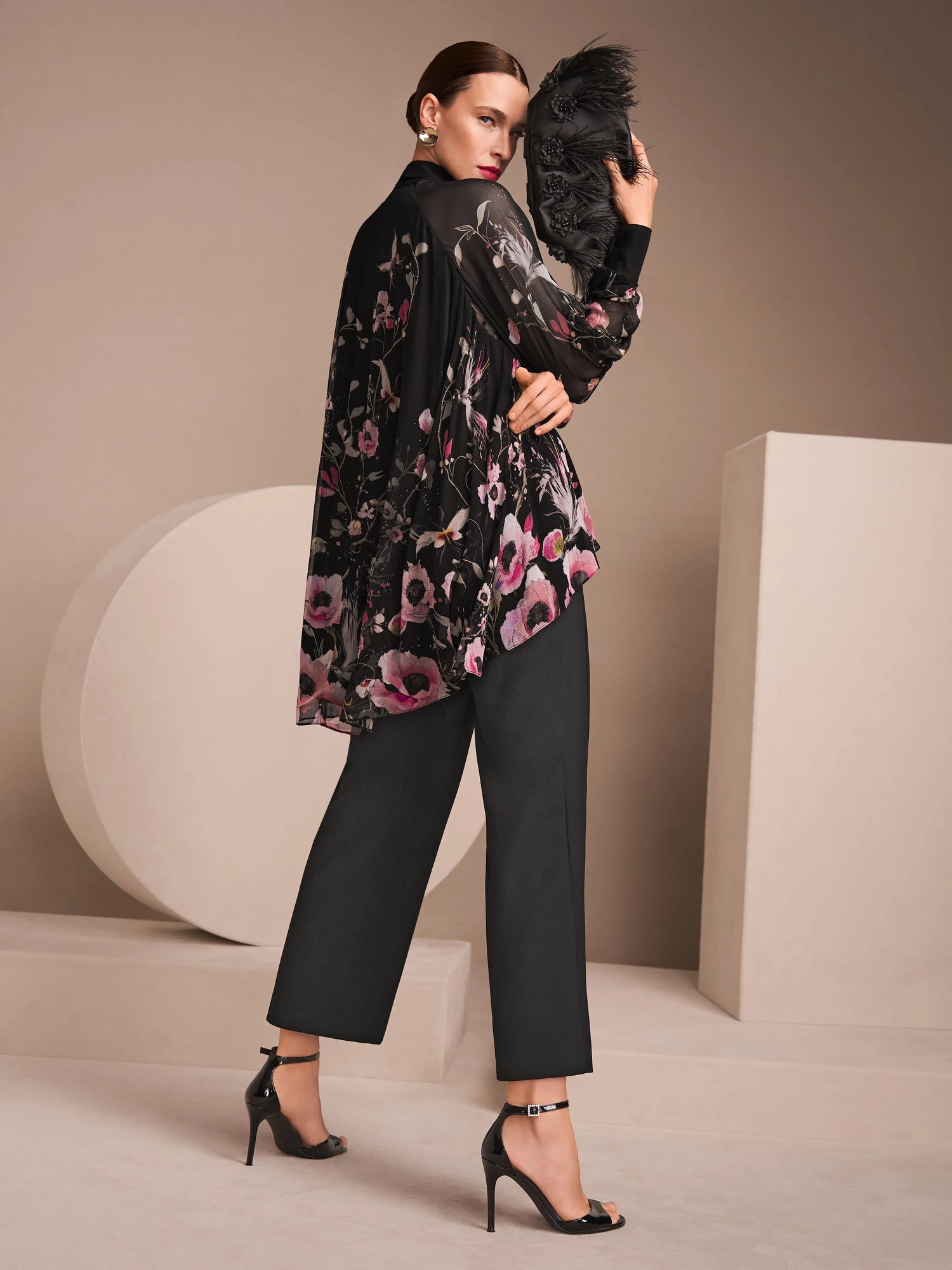 Marc Cain_Black_FƒS High-Waist Fabric Trousers_ZG 81.09 W21_900_08