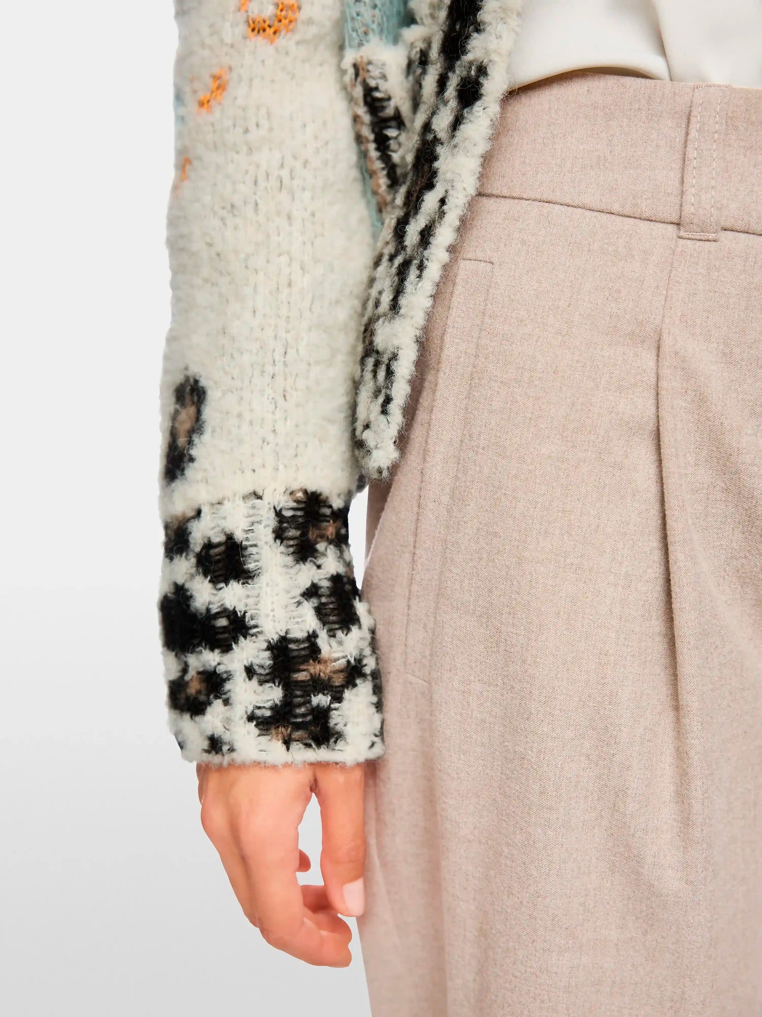 Marc Cain_Warm Stone_WELS Wide Fit Trousers with Pleats_ZP 81.24 W66_646_03