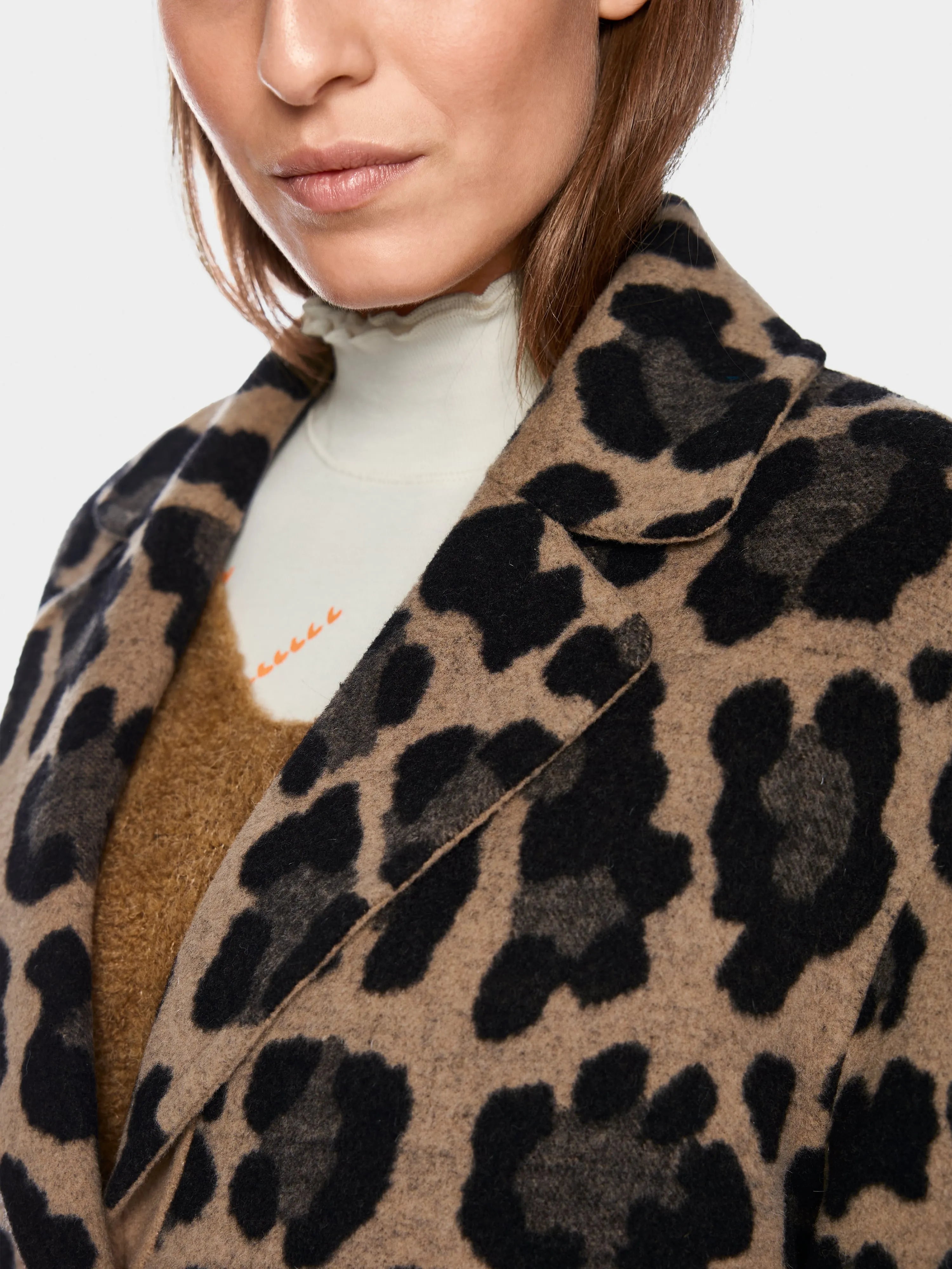 Marccain_Milk Coffee_Reversible Coat with Leopard Print_ZS 11.07 W30_624_03