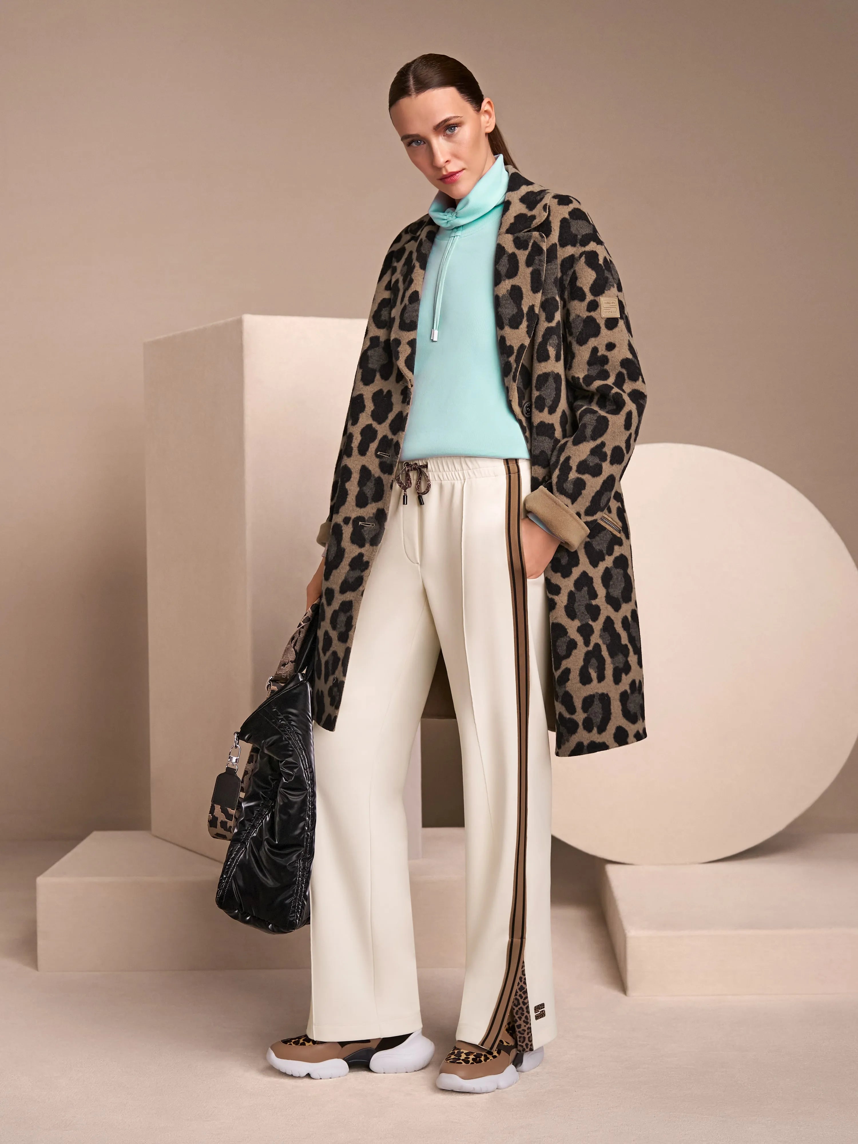 Marccain_Milk Coffee_Reversible Coat with Leopard Print_ZS 11.07 W30_624_09