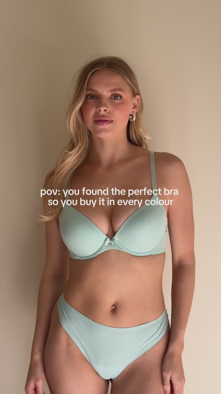 Hunkemoller_Plunge Padded Underwired Bra in Different Cup Sizes_Vid