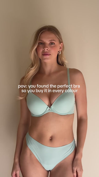Hunkemoller_Plunge Padded Underwired Bra in Different Cup Sizes_Vid
