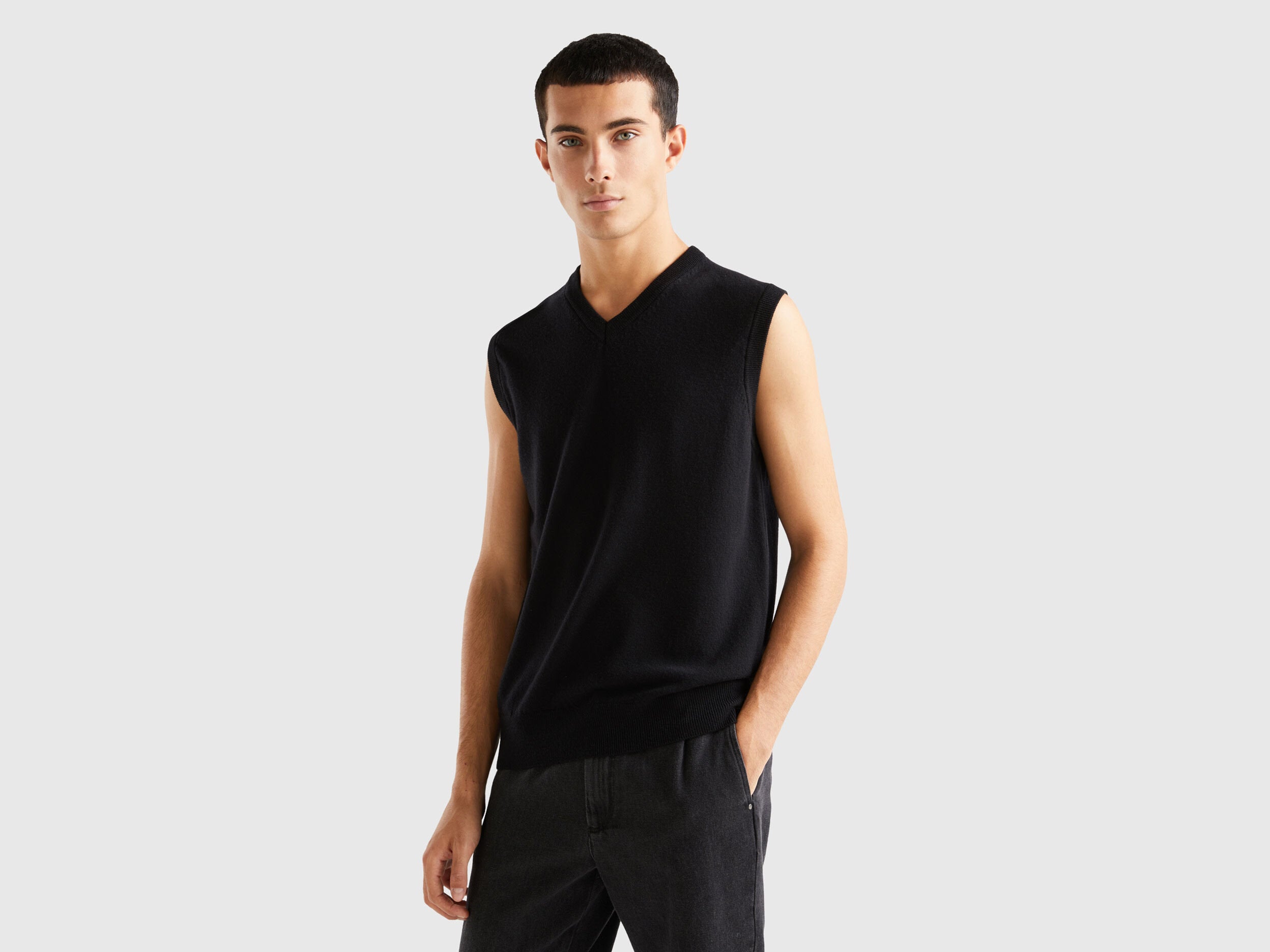 Black Vest In Pure Merino Wool_1002U400L_100_01