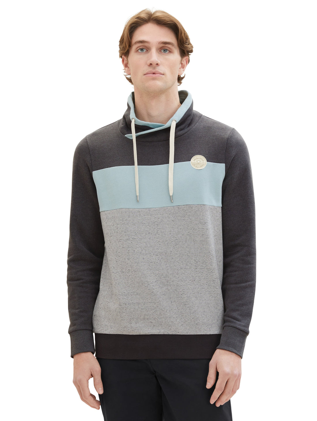 High Collar Hoodie With Color Block Design_1037761_11086_02