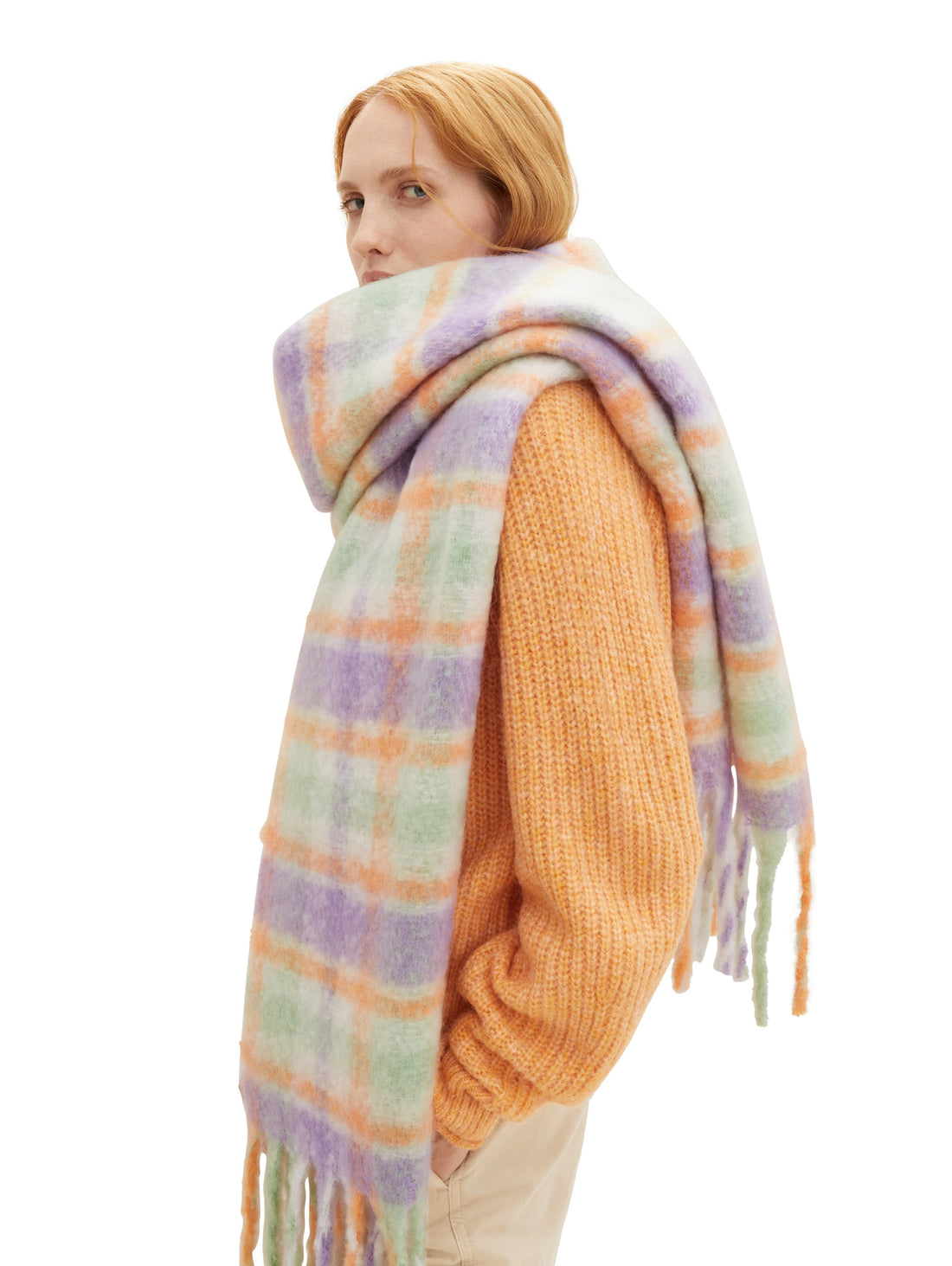 Fringed Checkered Scarf_1038075_32561_02