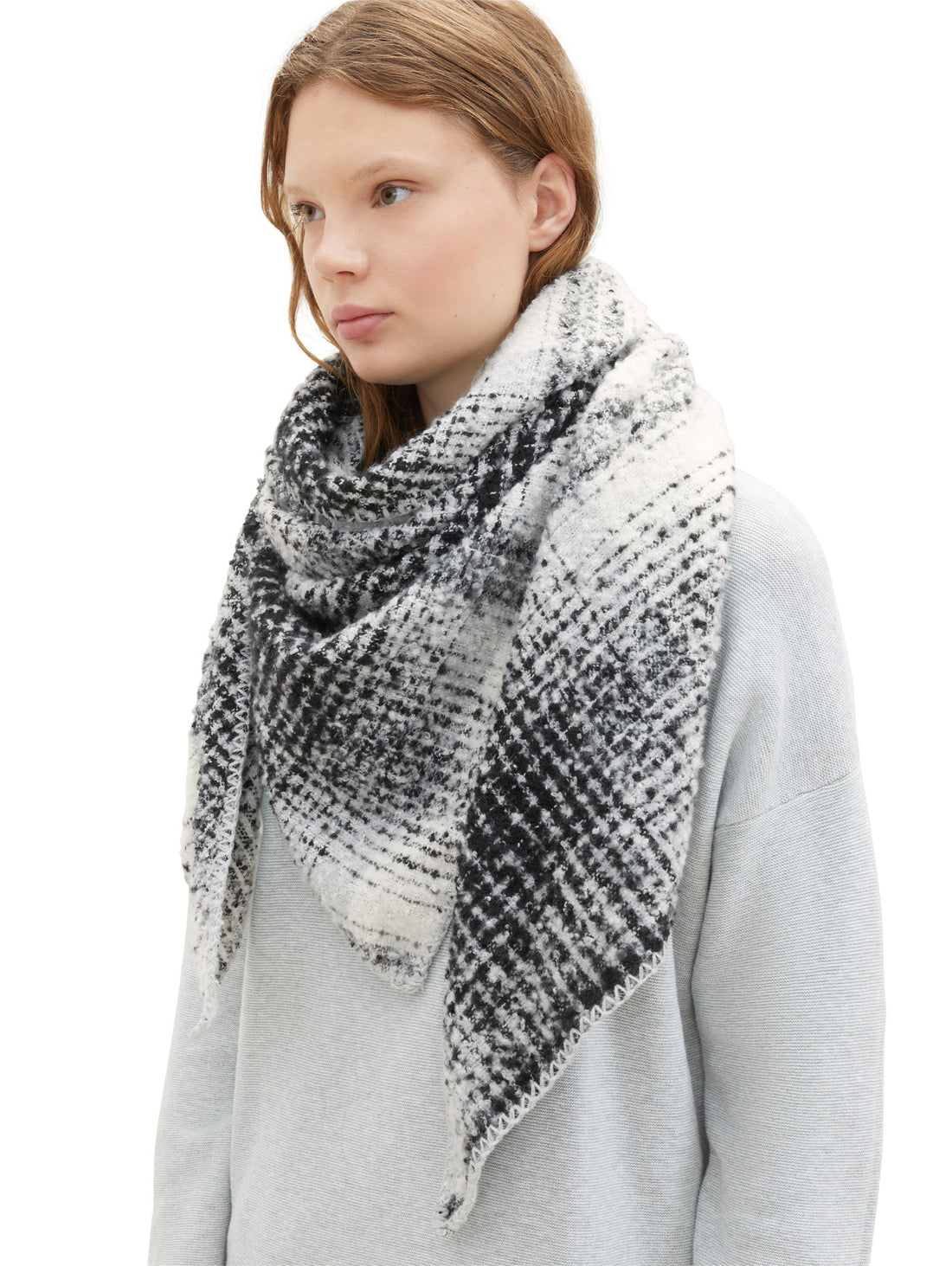 Scarf With Triangle Checkered Print_1038077_32553_02