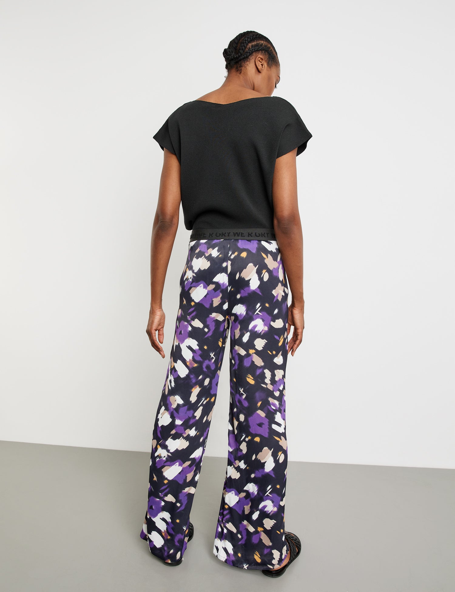 Patterned Slip-On Trousers With A Wide Leg_05