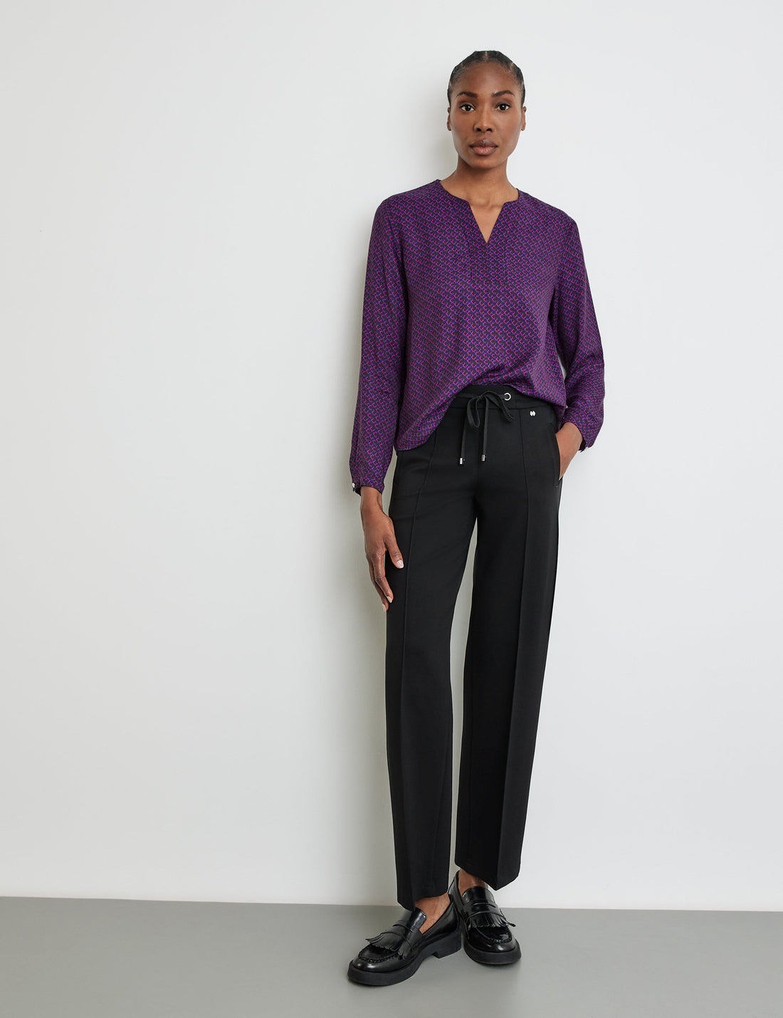 Fashionable Cloth Trousers With A Wide Leg, Vertical Pintucks And An Elasticated Waistband_122077-66211_11000_01