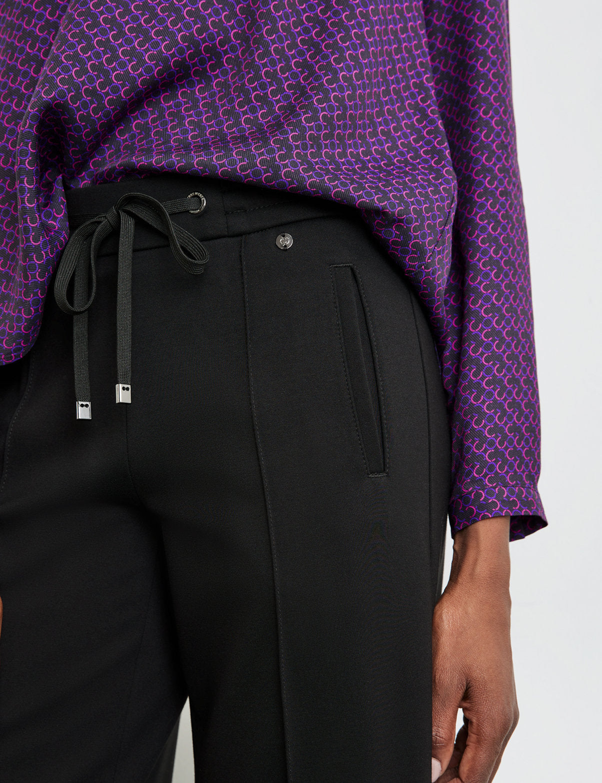 Fashionable Cloth Trousers With A Wide Leg, Vertical Pintucks And An Elasticated Waistband_122077-66211_11000_04