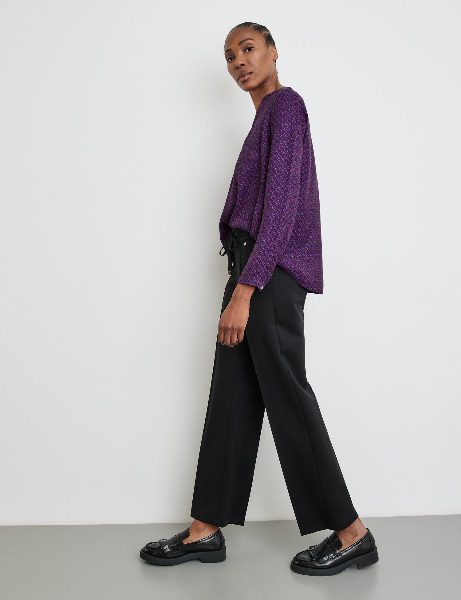 Fashionable Cloth Trousers With A Wide Leg, Vertical Pintucks And An Elasticated Waistband_122077-66211_11000_05