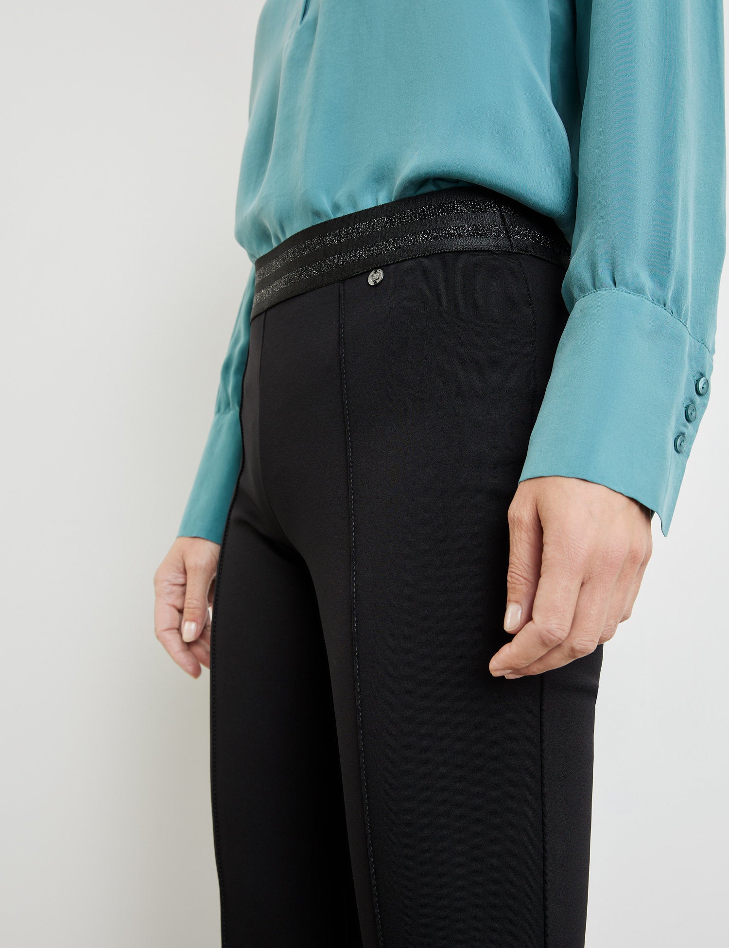 Flared Stretch Trousers In A Slim Fit With An Elasticated Waistband And Added Lurex_122100-67802_11000_04