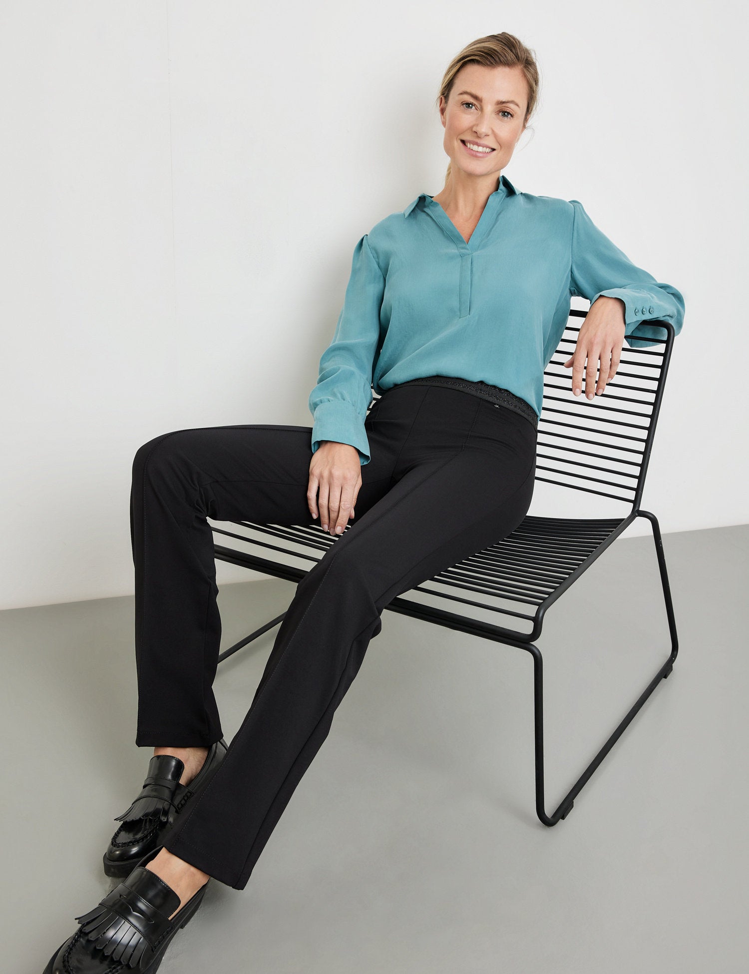 Flared Stretch Trousers In A Slim Fit With An Elasticated Waistband And Added Lurex_122100-67802_11000_05