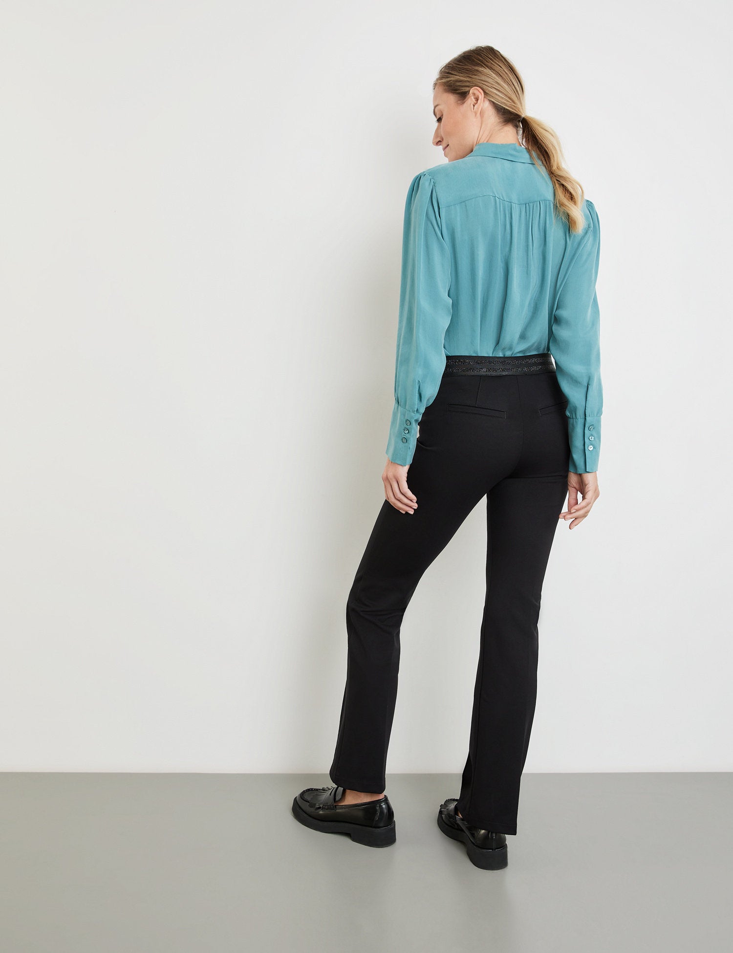 Flared Stretch Trousers In A Slim Fit With An Elasticated Waistband And Added Lurex_122100-67802_11000_06