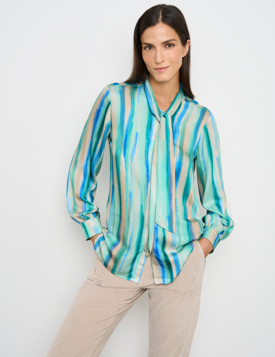 Flowing Blouse With A Bow Collar_160068-66456_5089_01