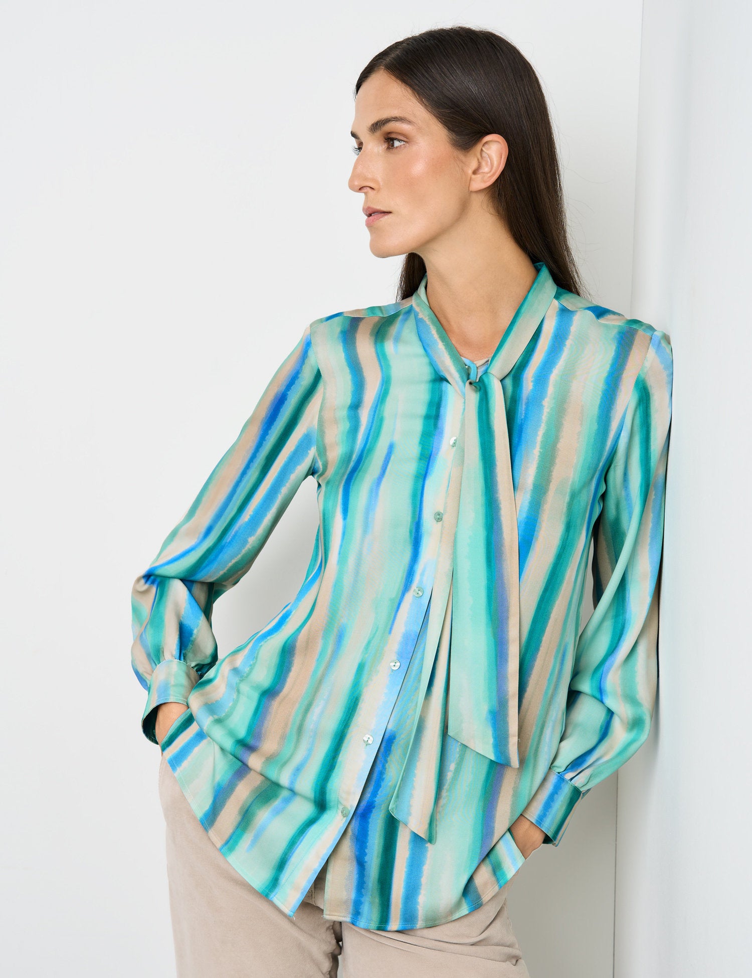 Flowing Blouse With A Bow Collar_160068-66456_5089_05