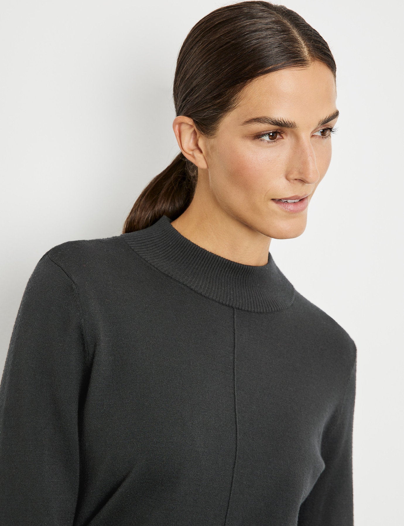 Jumper In A Knit Blend With An Elongated Back_170529-44723_11000_04