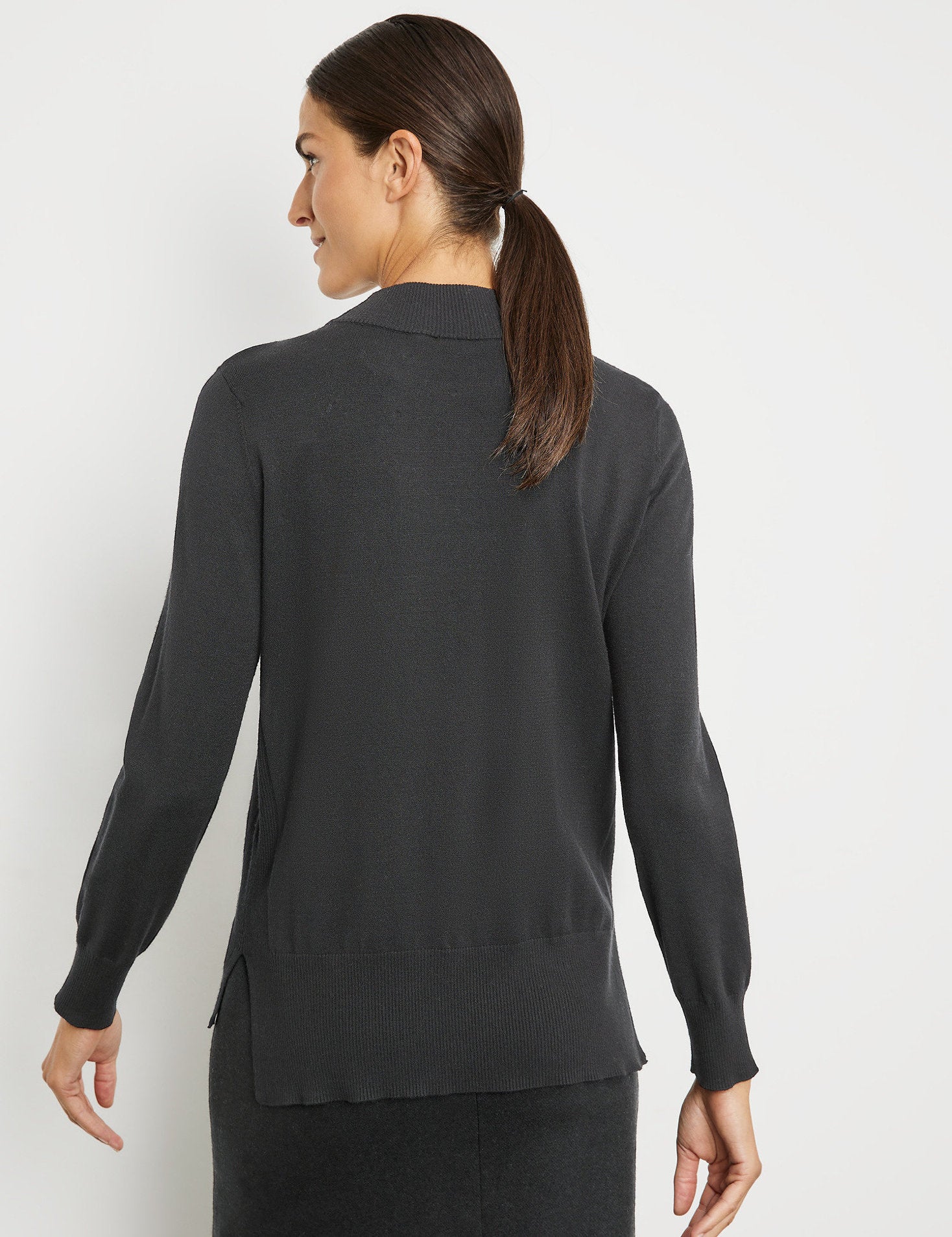 Jumper In A Knit Blend With An Elongated Back_170529-44723_11000_06