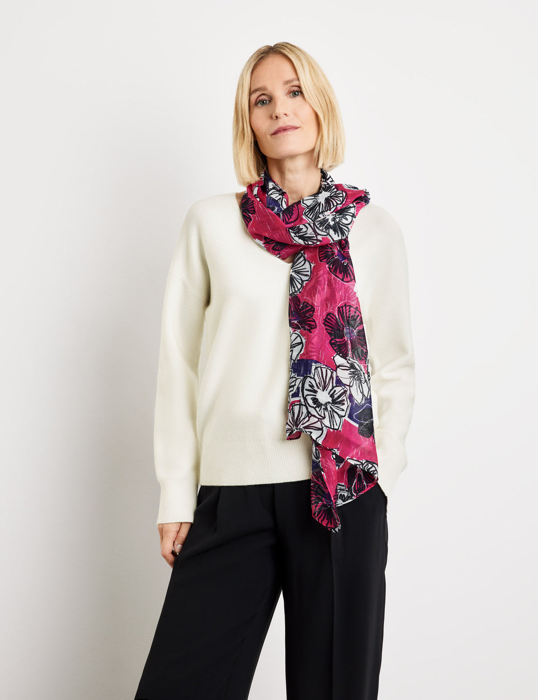 Soft Scarf With A Floral Print_201030-72056_3019_01