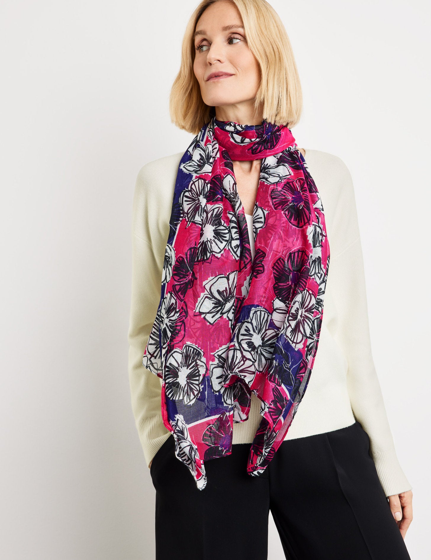 Soft Scarf With A Floral Print_201030-72056_3019_05
