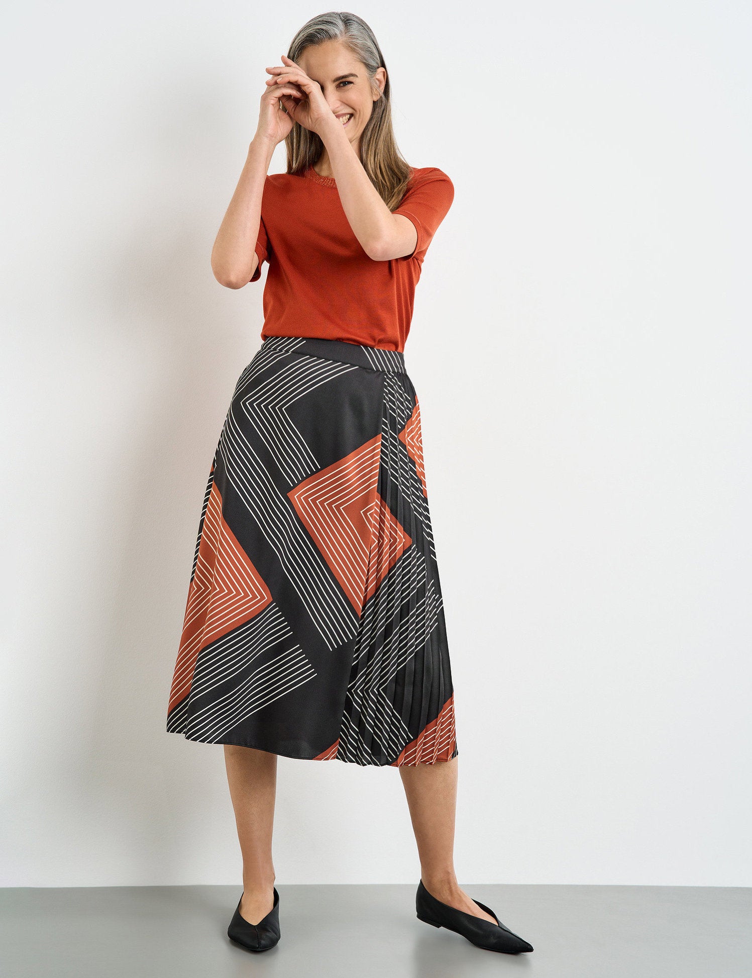 Midi Skirt With Pleated Detail_210016-31515_2070_05