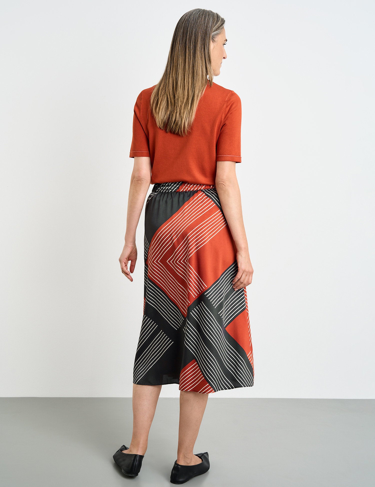Midi Skirt With Pleated Detail_210016-31515_2070_06