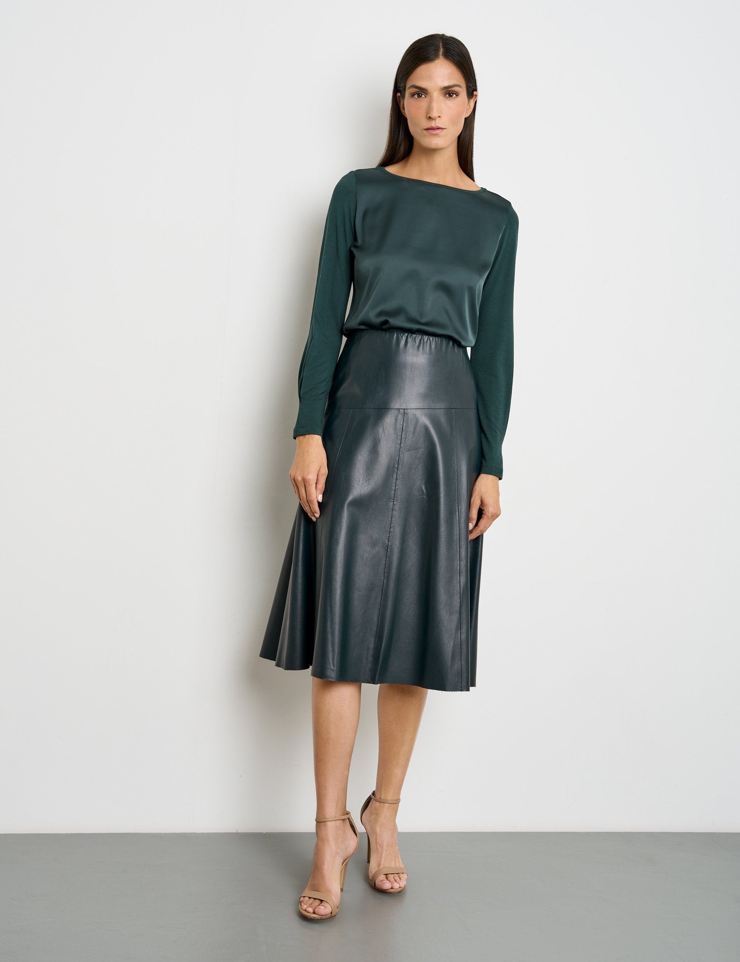 Slightly Flared Faux Leather Skirt_210020-31223_50939_01