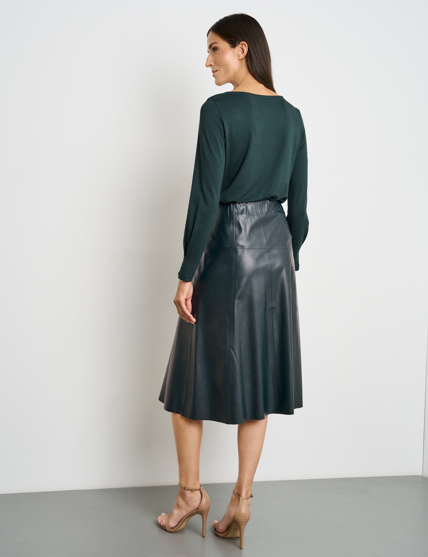 Slightly Flared Faux Leather Skirt_210020-31223_50939_06