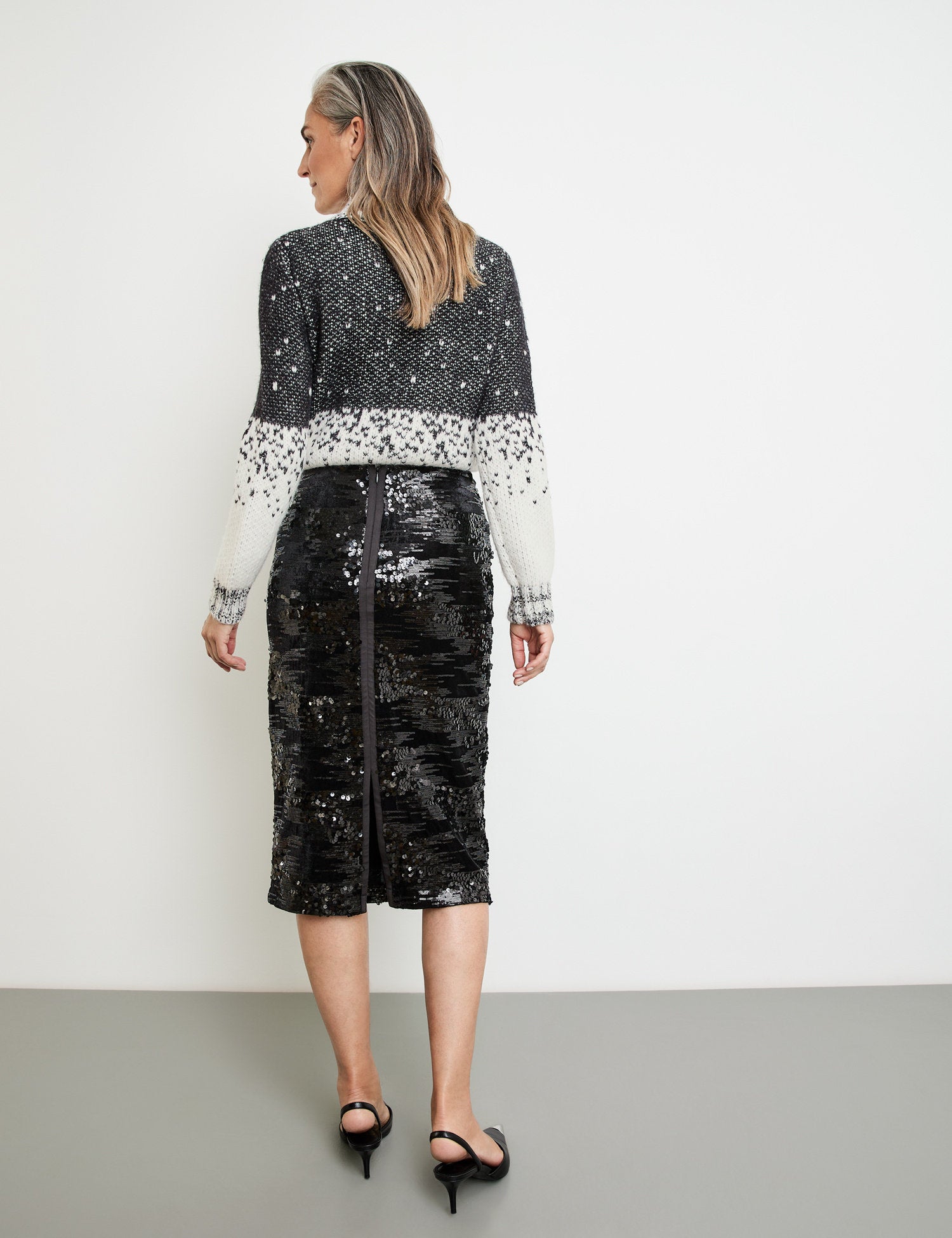 Pencil Skirt With Sequins And A Dividing Seam_210023-31529_11000_06